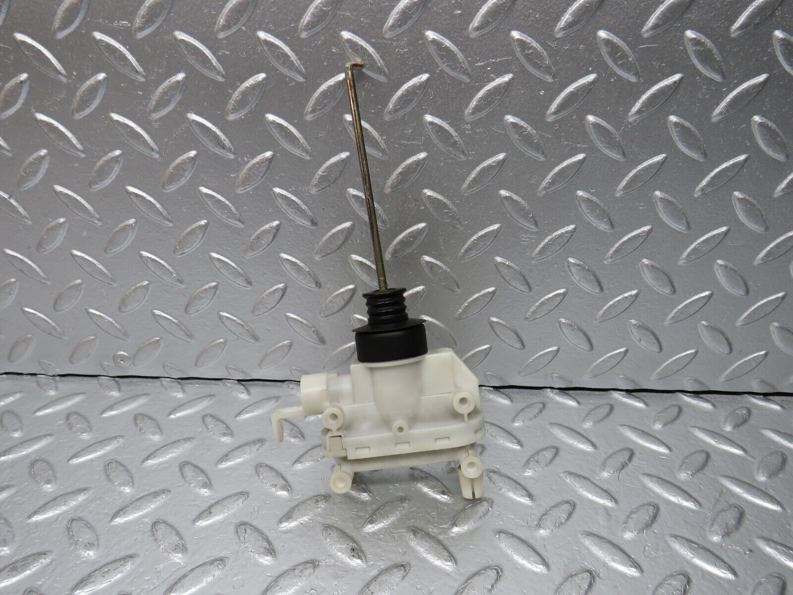 31399 Mercedes-Benz S124 220TE Wagon Trunk Lock Vacuum Actuator Hella