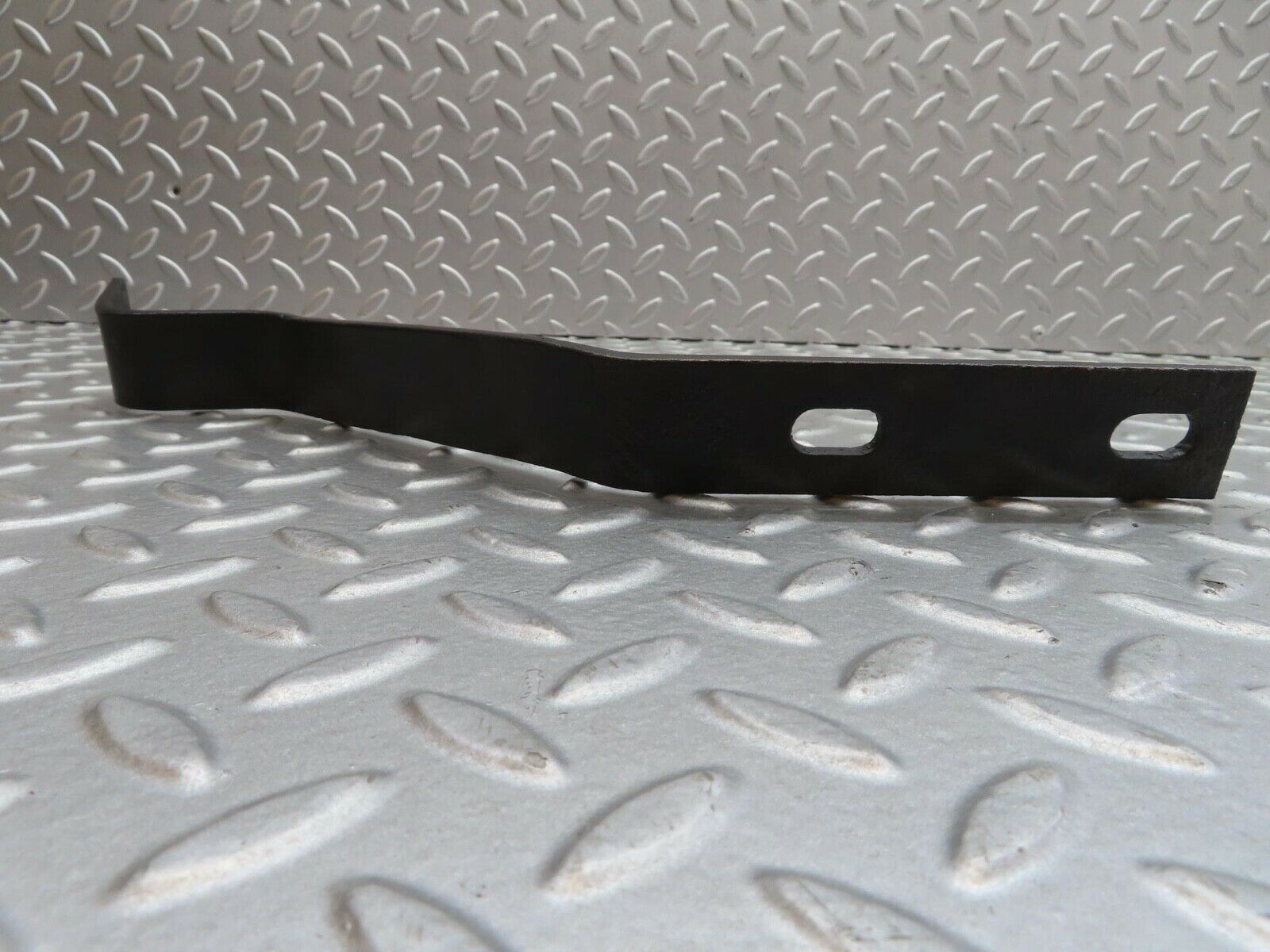 13882 Mercedes-Benz C107 280SLC Front Bumper Bracket