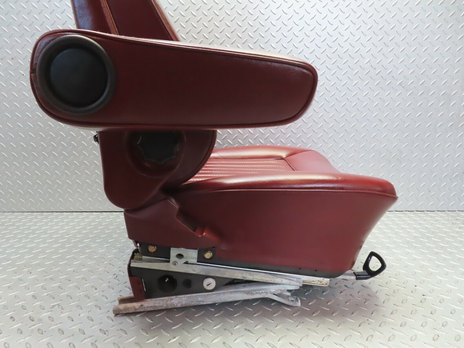 21532 Mercedes-Benz W126 300SE Front Left Seat Red Leather 1269102650