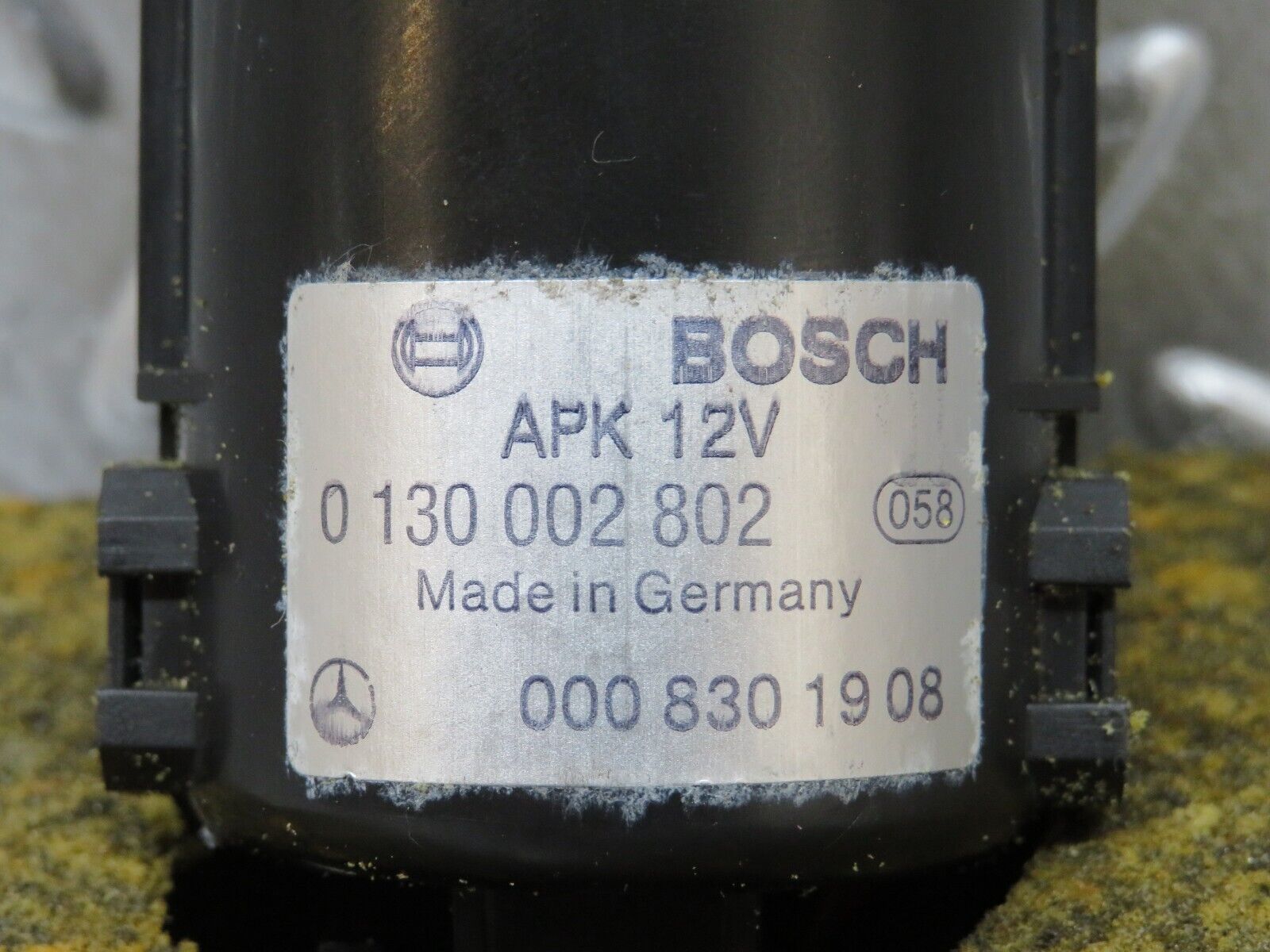 25653 Mercedes-Benz W124 280E Temperature Sensor 0008301908 0130002802