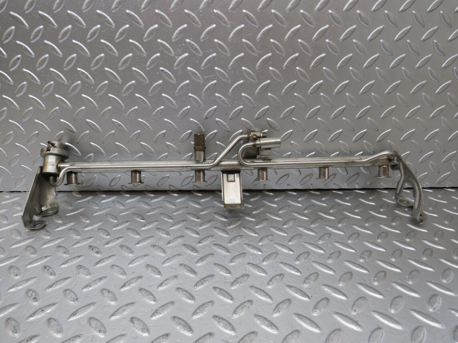 25792 Mercedes-Benz W124 280E Fuel Injection Rail 0000781589