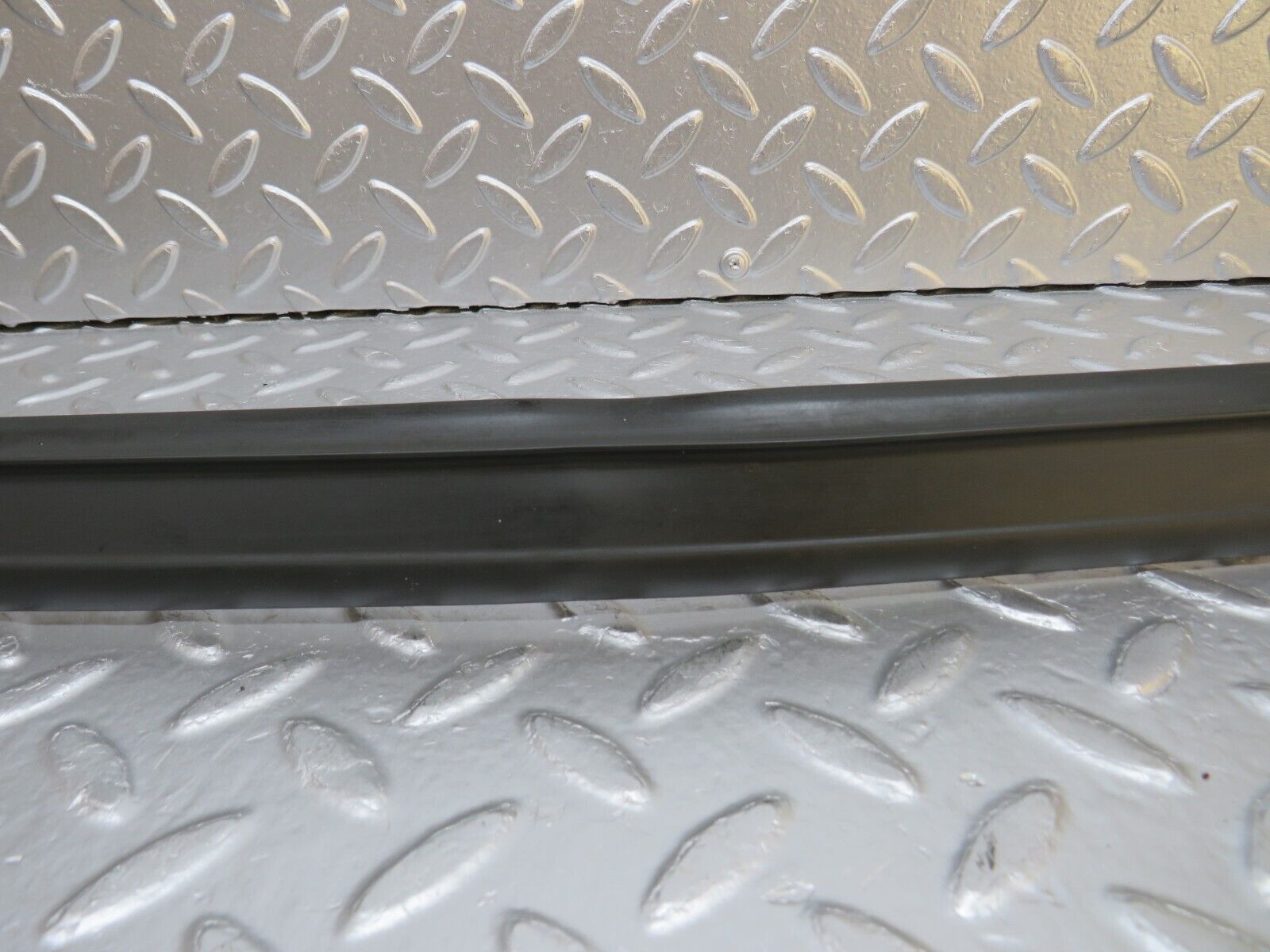 29242 Mercedes-Benz W124 230E Rear Windscreen Lower Rubber Seal