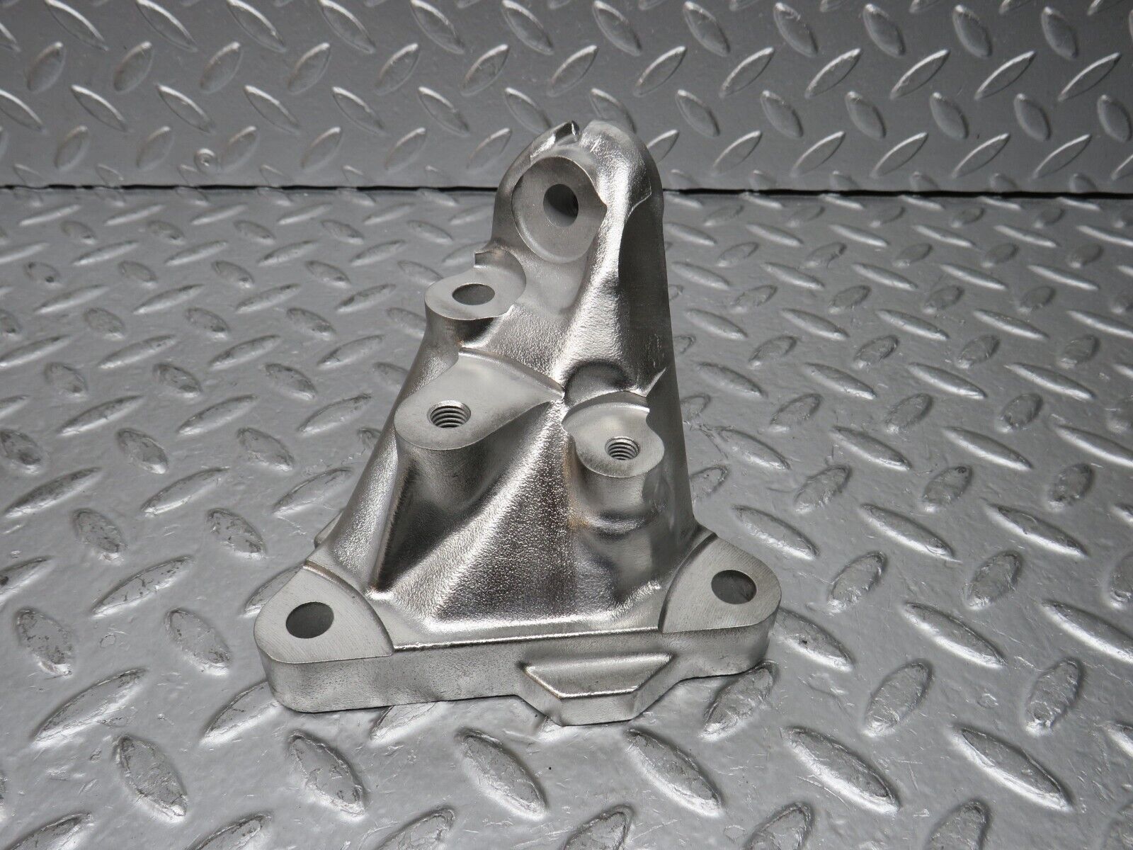 29413 Mercedes-Benz W124 230E Engine Mount Bracket Left Side 1022234104