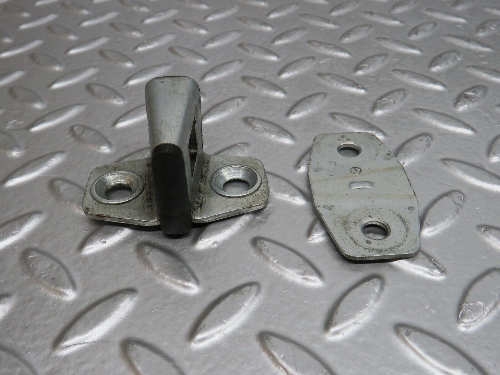 29574 Mercedes-Benz W124 230E Door Lock Latch