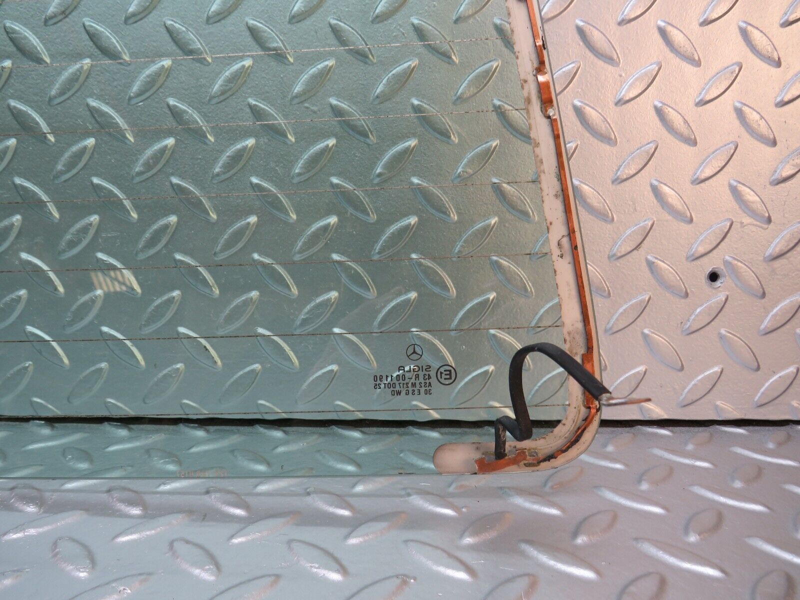 31424 Mercedes-Benz S124 220TE Wagon Tailgate Heated Windscreen