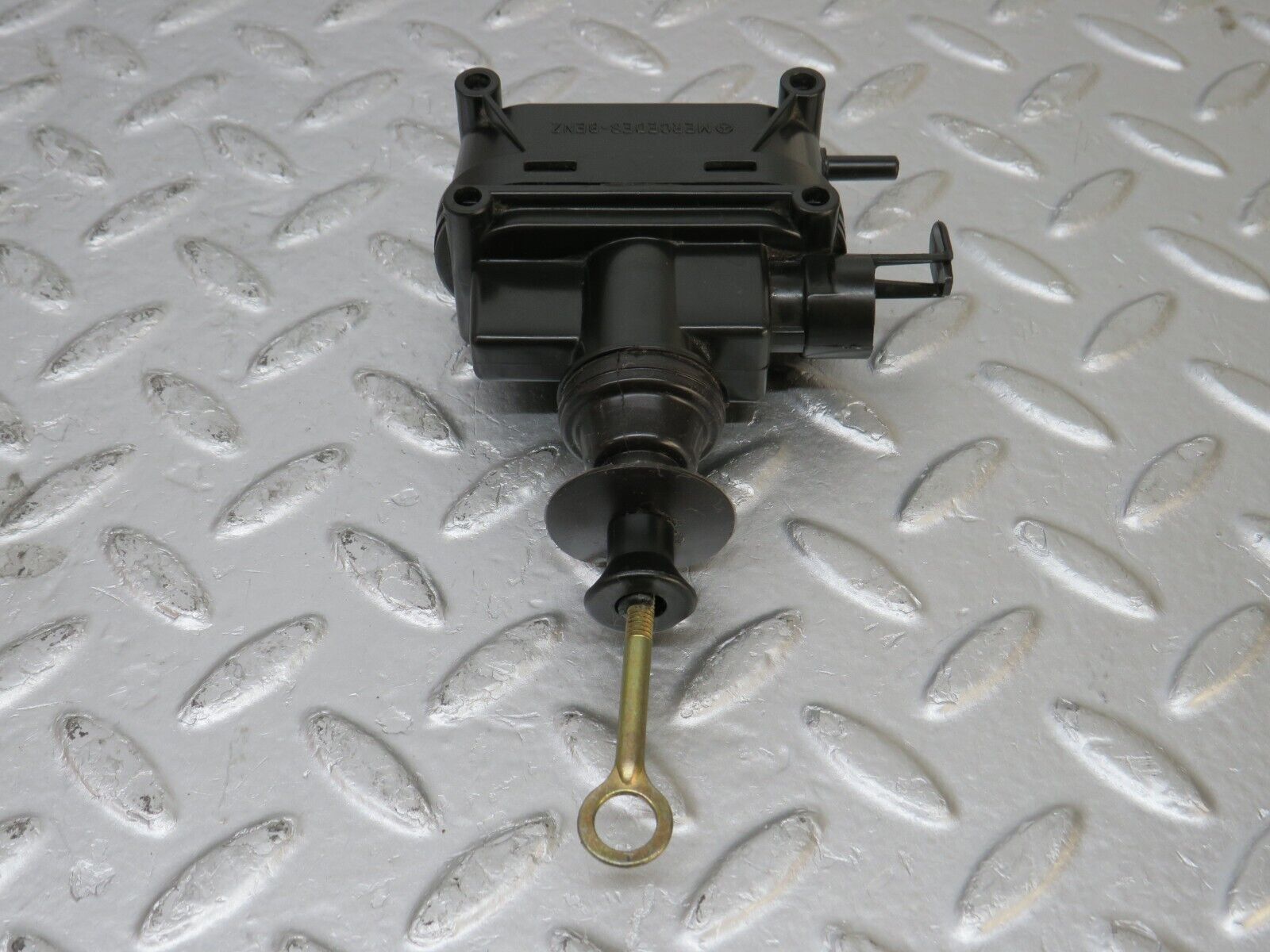 33903 Mercedes-Benz W124 260E Door Lock Vacuum Actuator Front Left