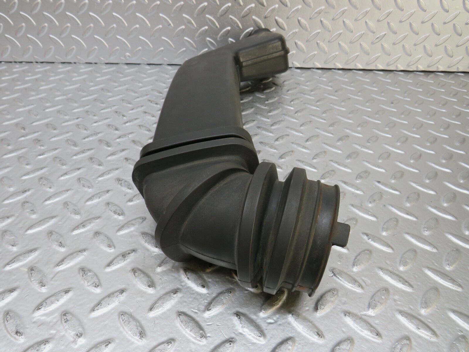 26454 Mercedes-Benz C124 220CE Coupe Air Intake Pipe 1111400012