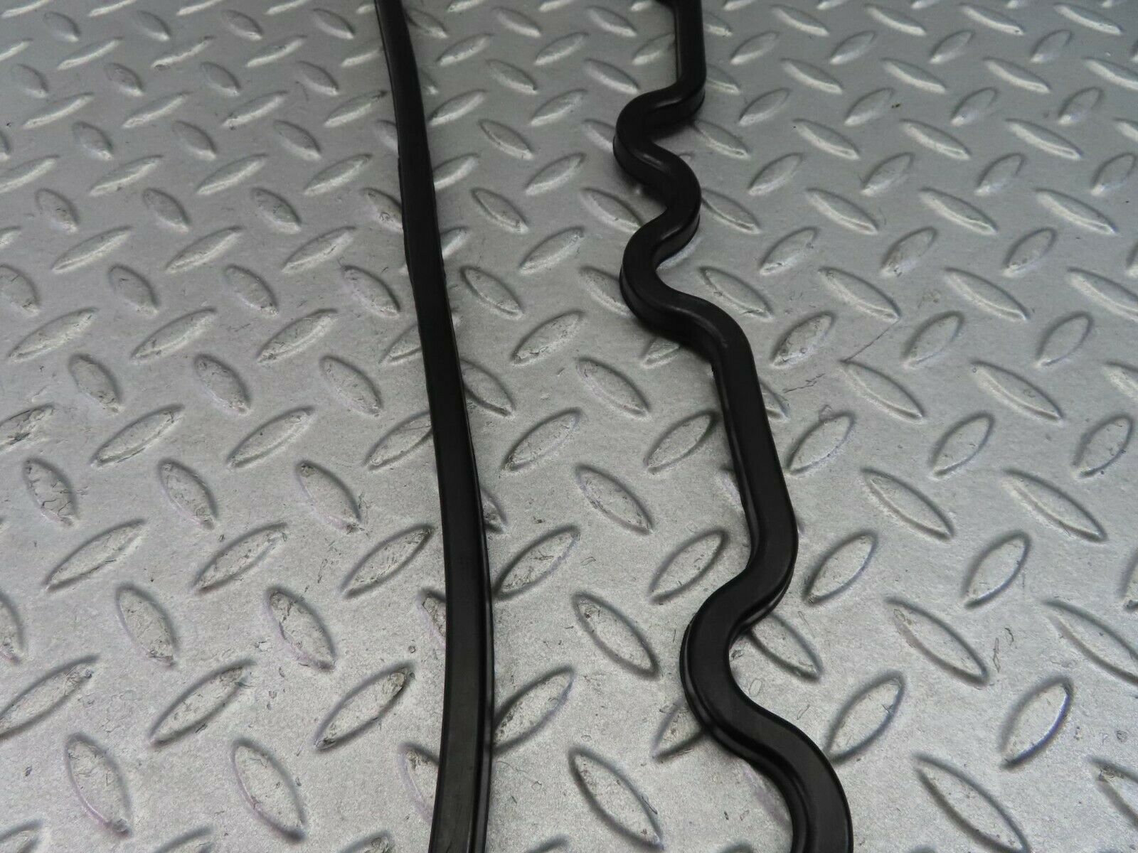 8103 Mercedes-Benz W108 Valve Cover Gasket Seal 1300160221