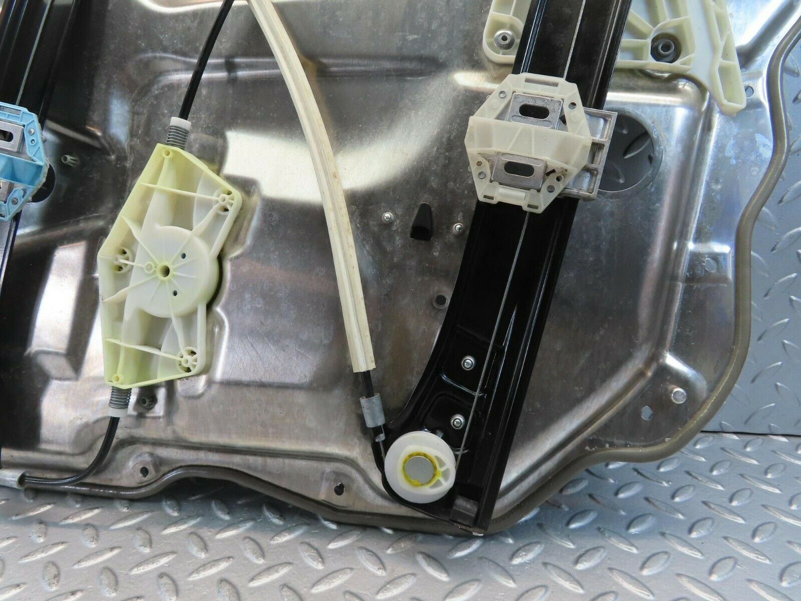 11168 Mercedes-Benz W221 S320 Front Left Door Window Regulator 2218203202