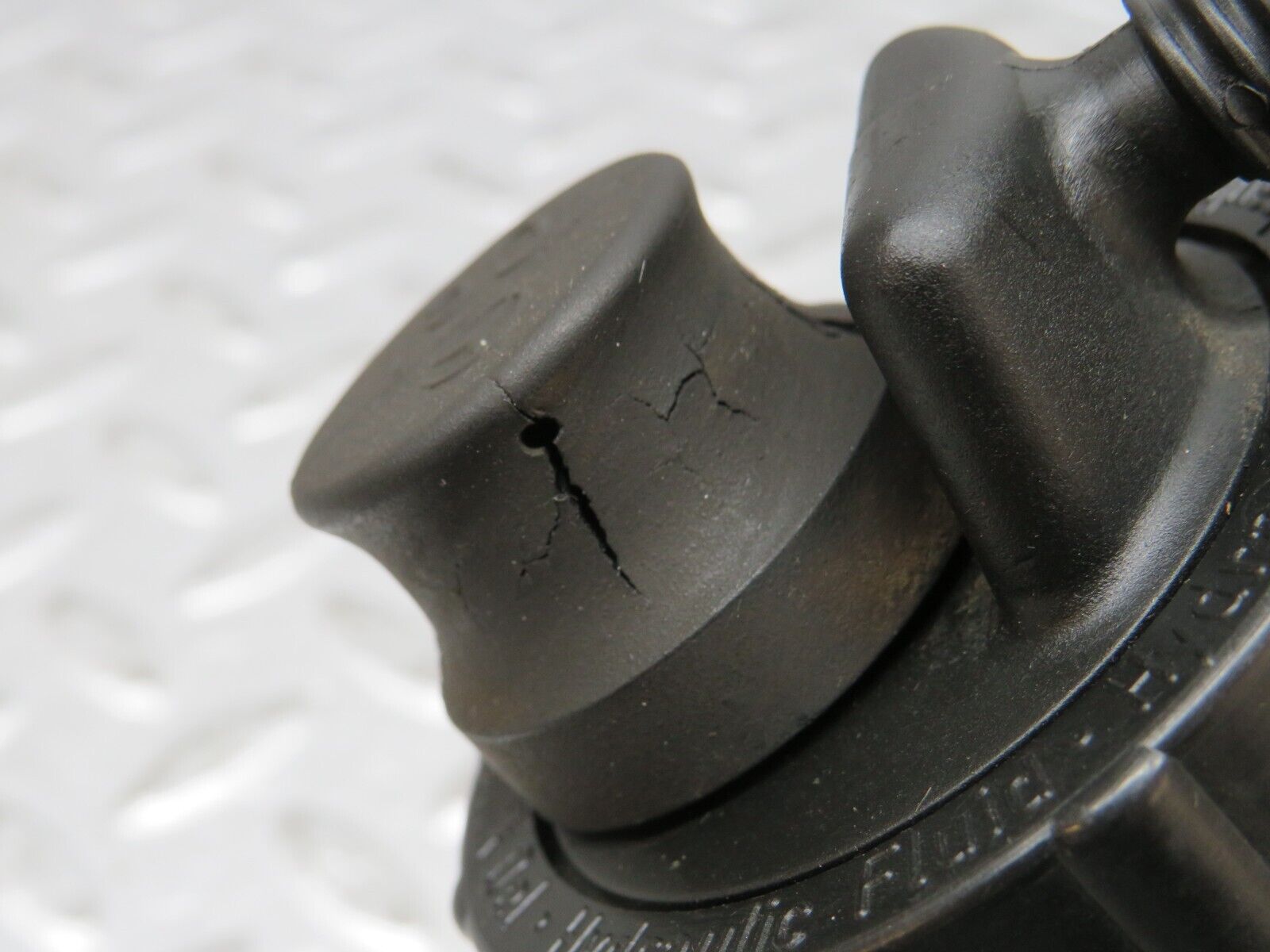 31298 Mercedes-Benz S124 220TE Hydraulic Suspension Fluid Reservoir 0009899103