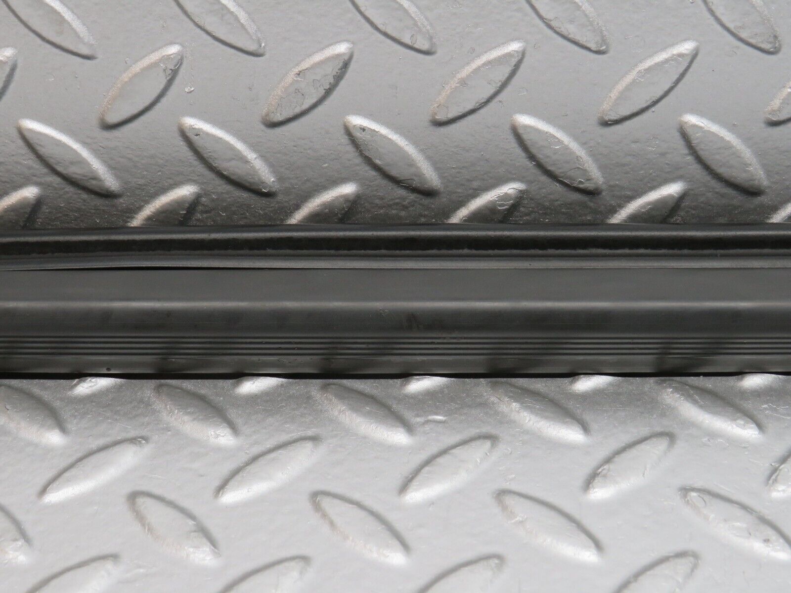 32590 Mercedes-Benz S124 300TE Wagon Door Lower Sealing Rubber Trim Right