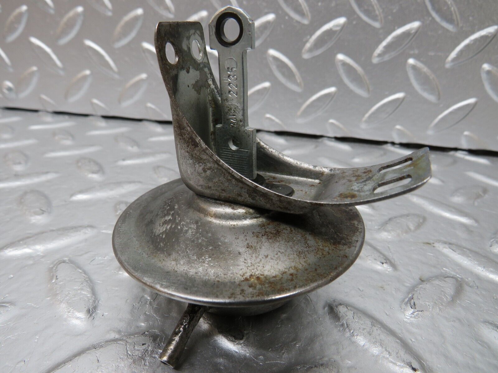 25491 Mercedes-Benz W123 200 Ignition Distributor Vacuum Control Valve