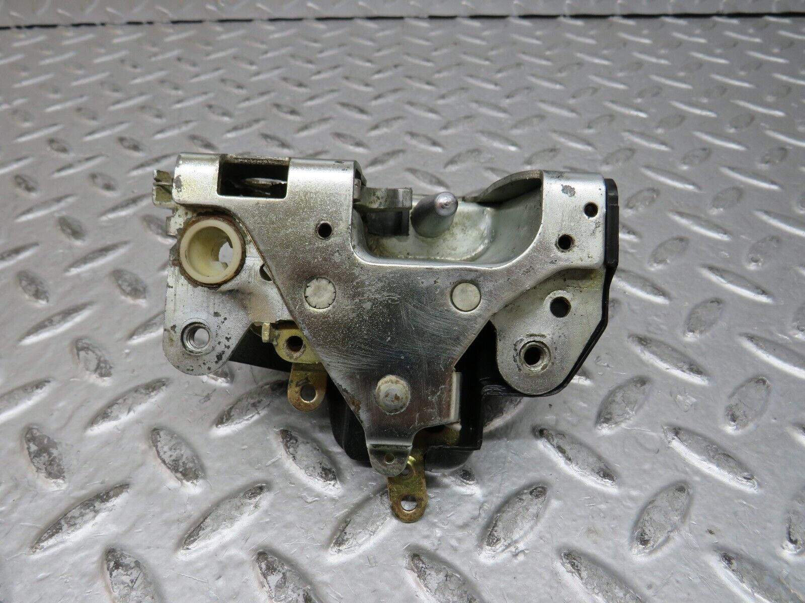 28740 Mercedes-Benz W123 230E Front Left Door Lock Mechanism 1237230108