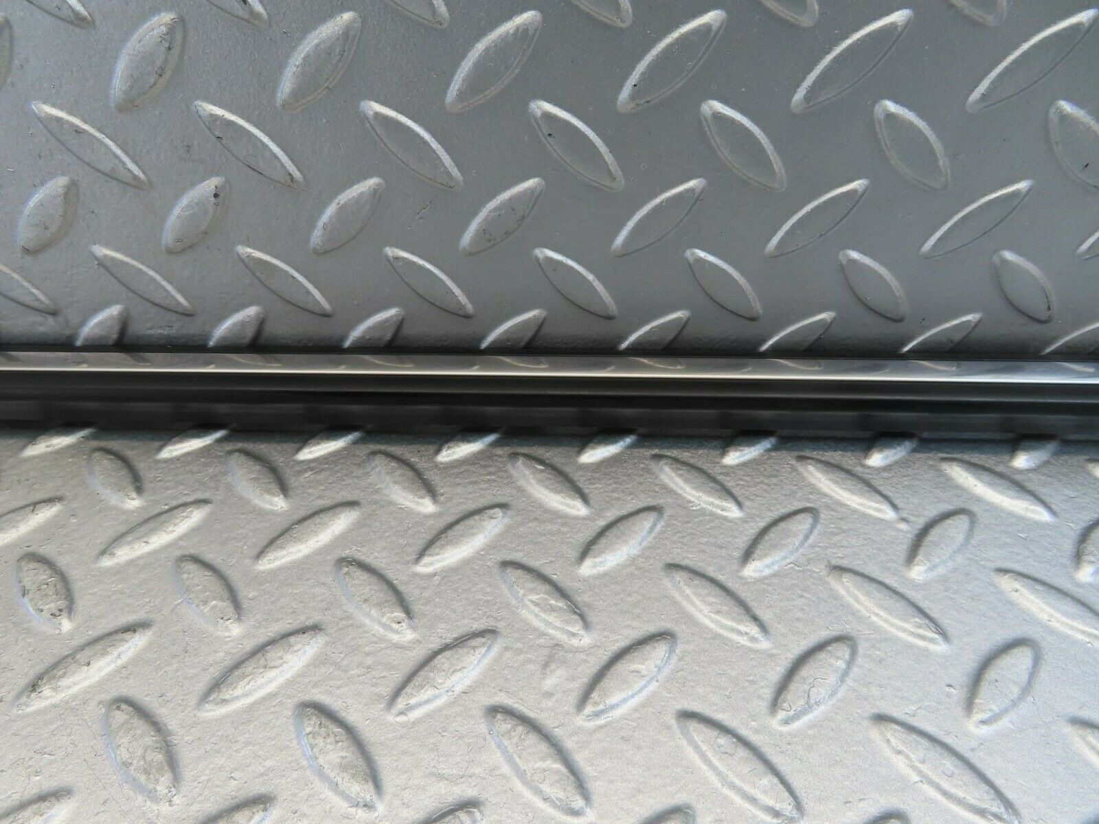 10898 Mercedes-Benz W123 230E Rear Right Door Centre Moulding Trim