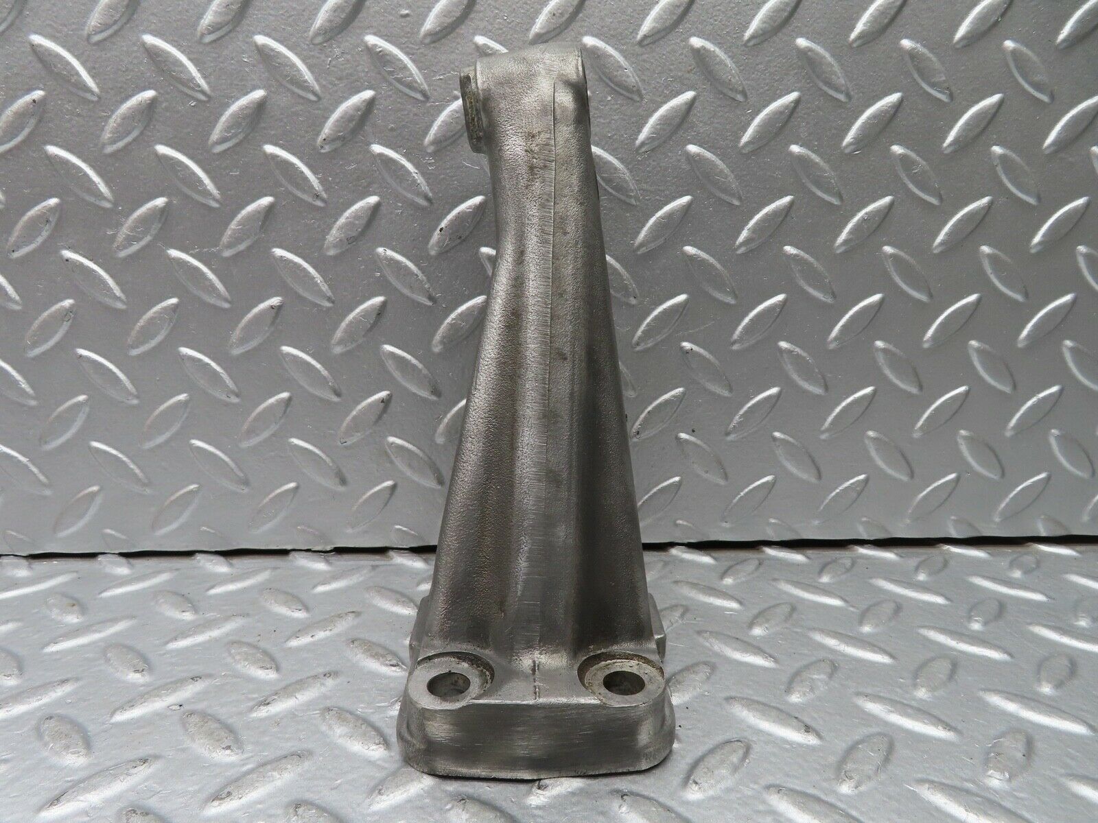 20913 Mercedes-Benz W114 250CE Coupe Engine Mount Bracket Right 1802233904