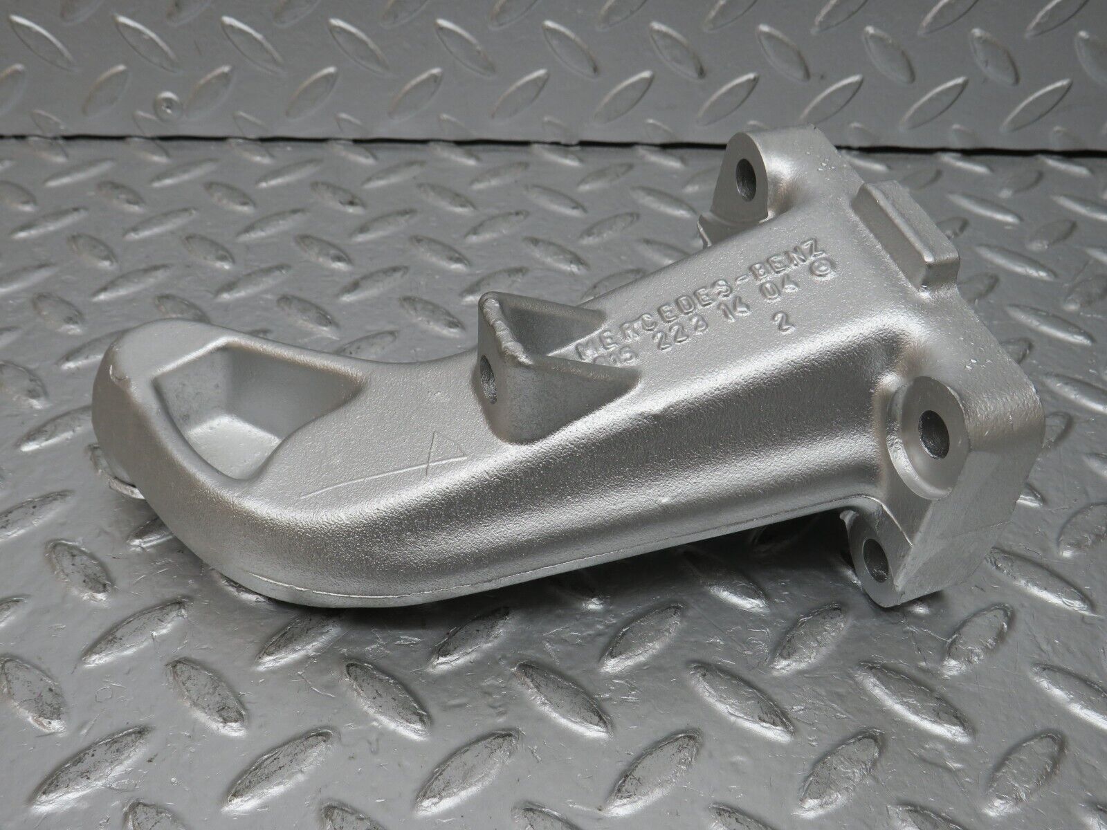 0876 Mercedes-Benz W123 240D Engine Mount Bracket Right Side 6152231404