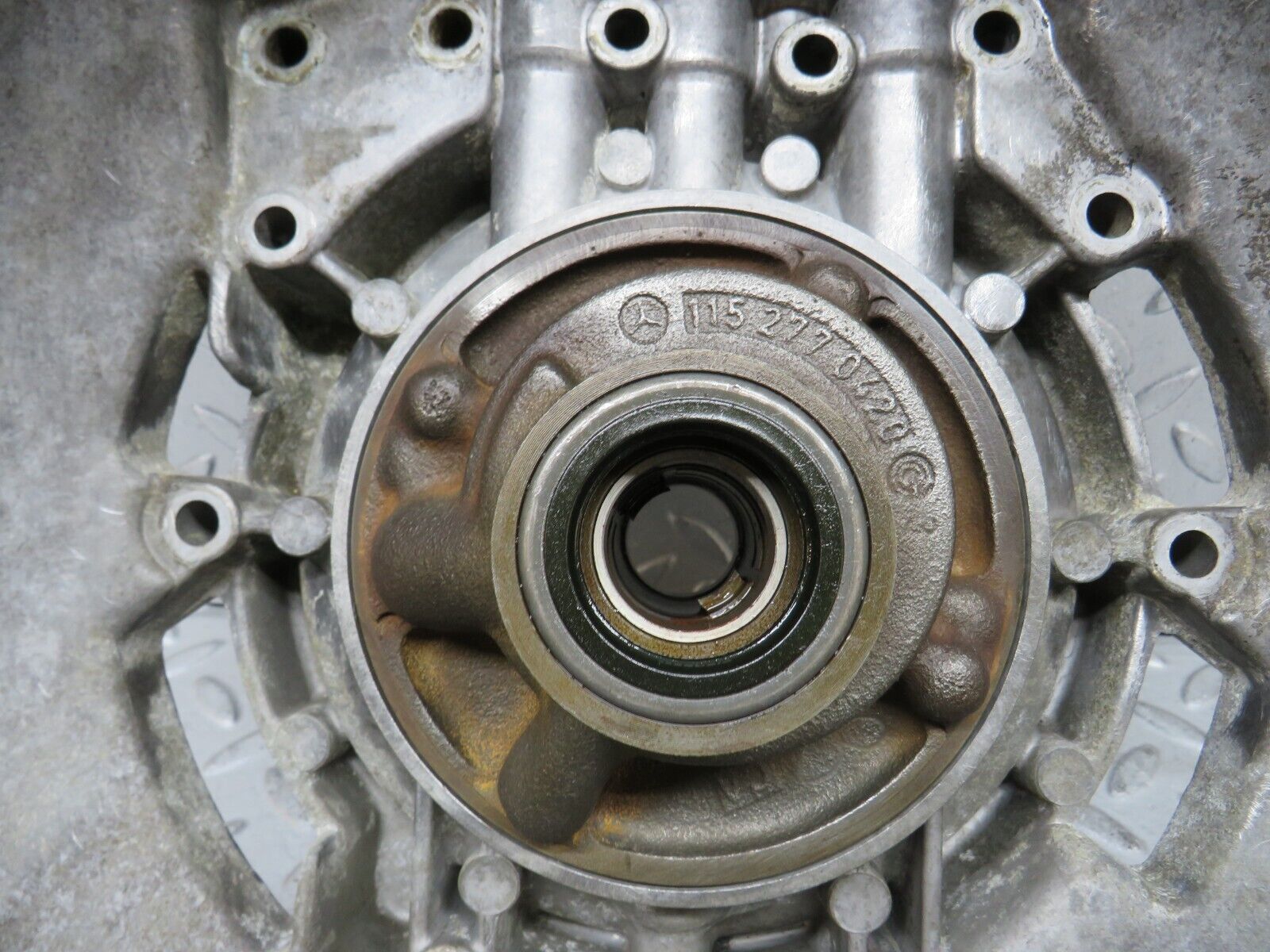 37678 Mercedes-Benz W109 300SEL Automatic Gearbox Bell Housing & Oil Pump 1092500305 1152770420