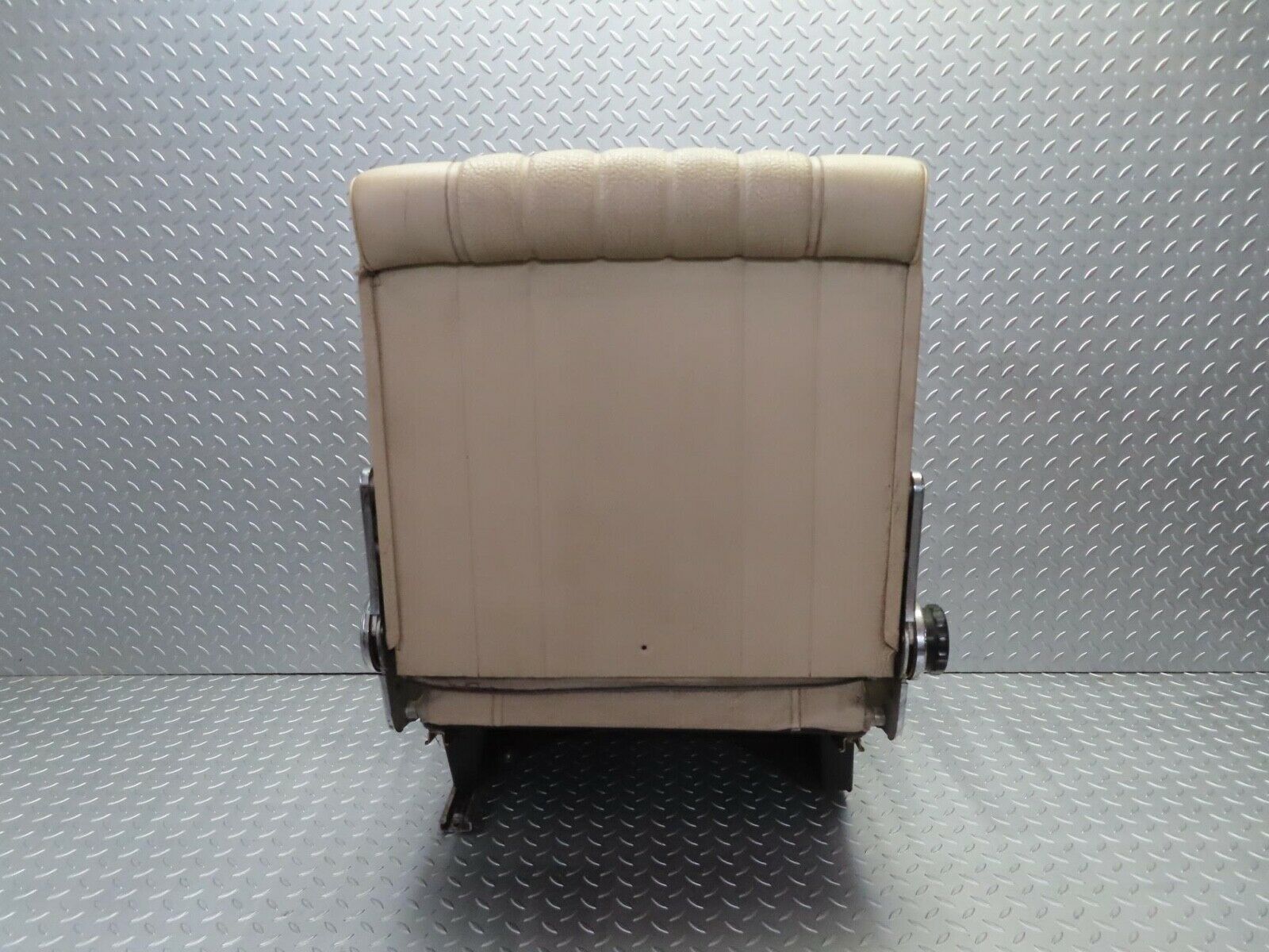 12507 Mercedes-Benz W108 280SE 3.5 Front Right Seat Cream