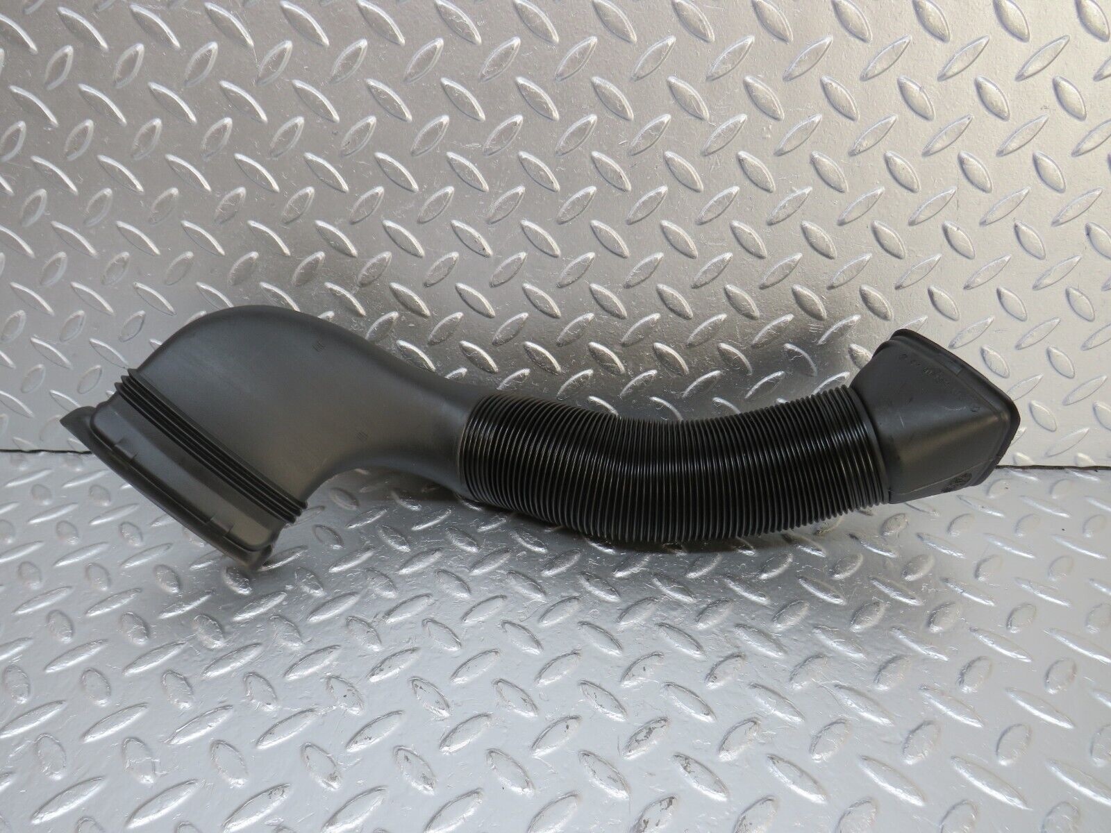 33584 Mercedes-Benz W201 190E 2.0L Air Duct Pipe Hose Right 2018311846 2018311646