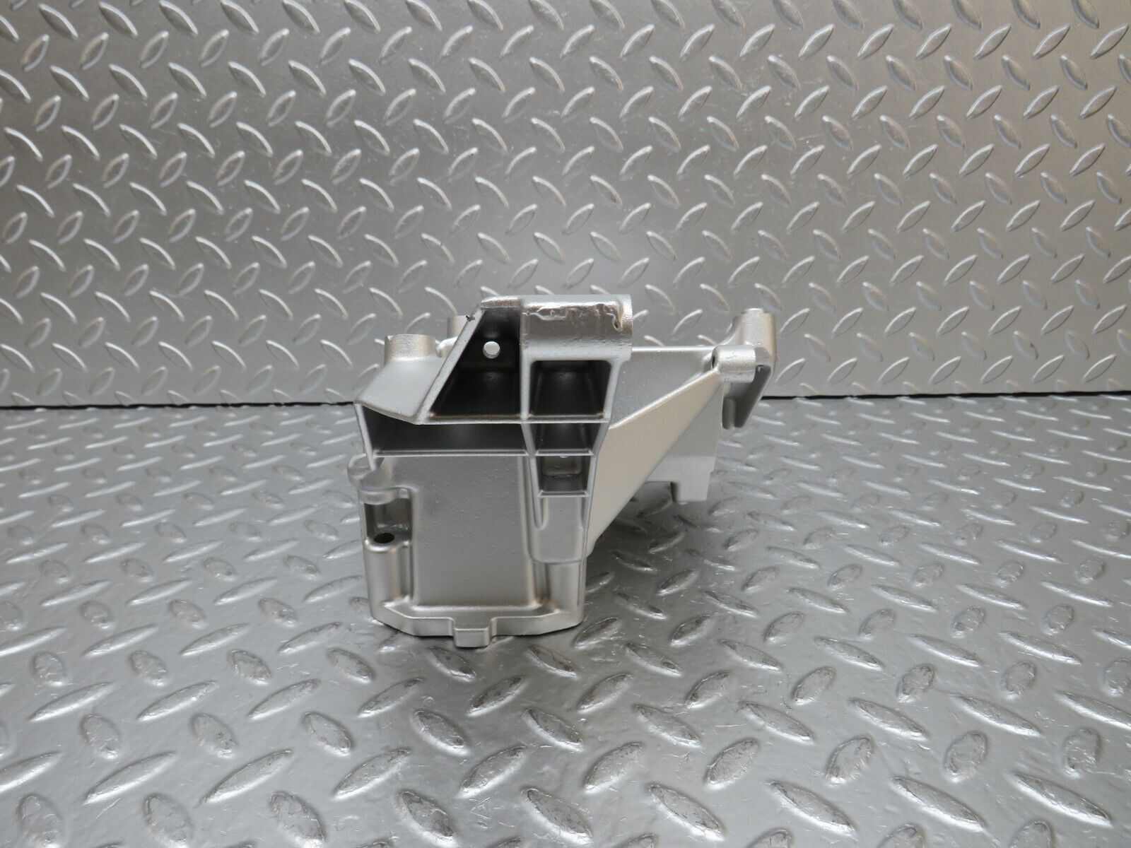 31428 Mercedes-Benz S124 220TE Wagon Power Steering Pump Bracket 1111310535