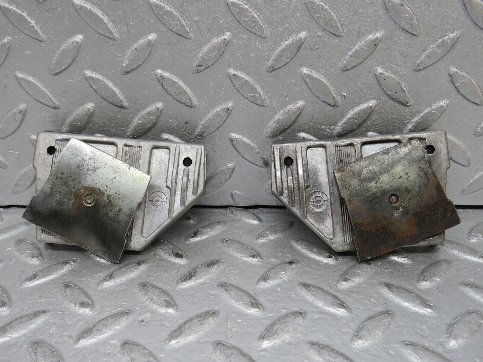 37818 Mercedes-Benz A124 320E Cabriolet Door Window Guide Bracket 2x 1247250132 1247250232