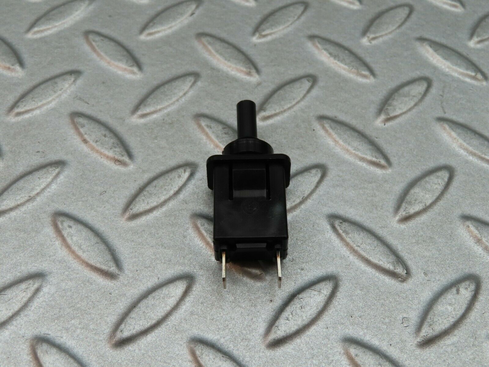 5760 Mercedes-Benz W123 200 Trunk Door Contact Switch 0008213152