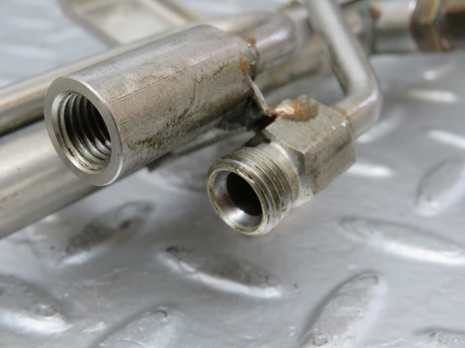 25792 Mercedes-Benz W124 280E Fuel Injection Rail 0000781589