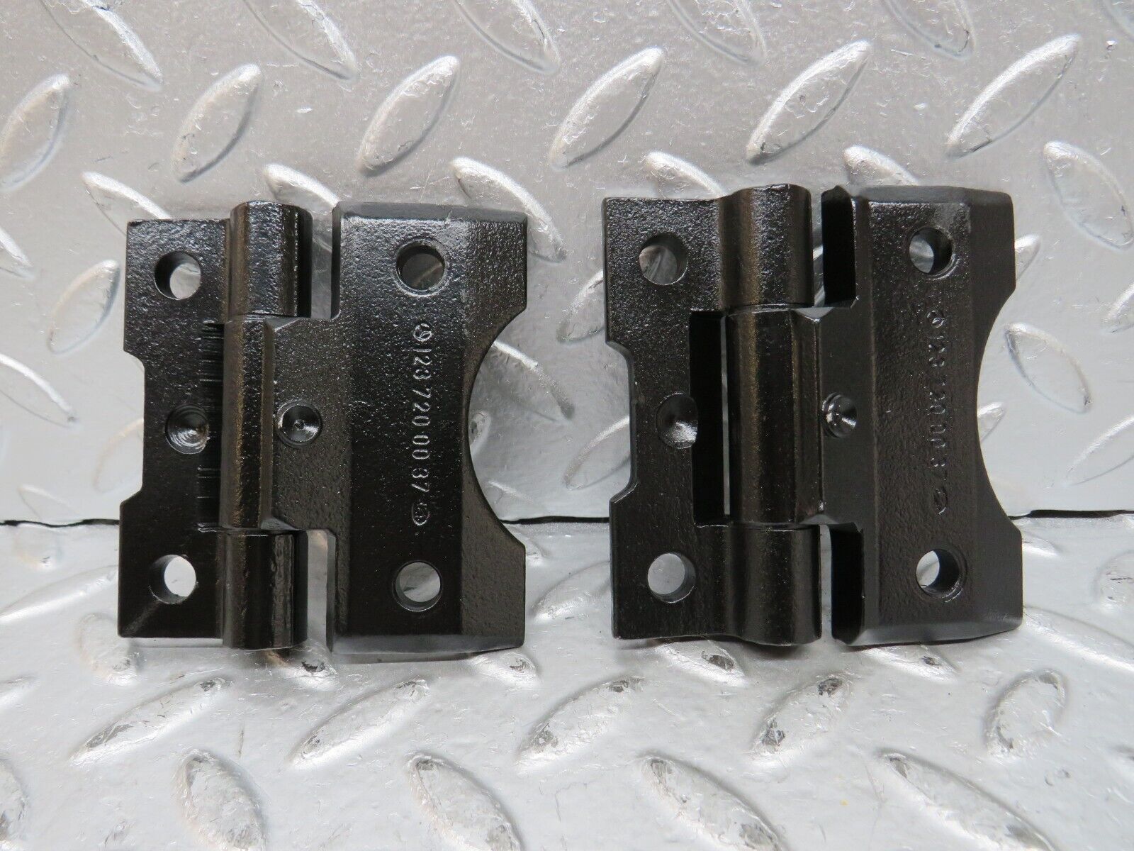 32148 Mercedes-Benz W123 230E Door Hinge Pair 1237200037