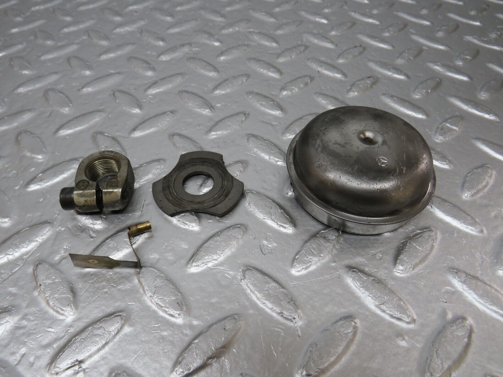 34015 Mercedes-Benz W124 260E Wheel Hub Locking Cap