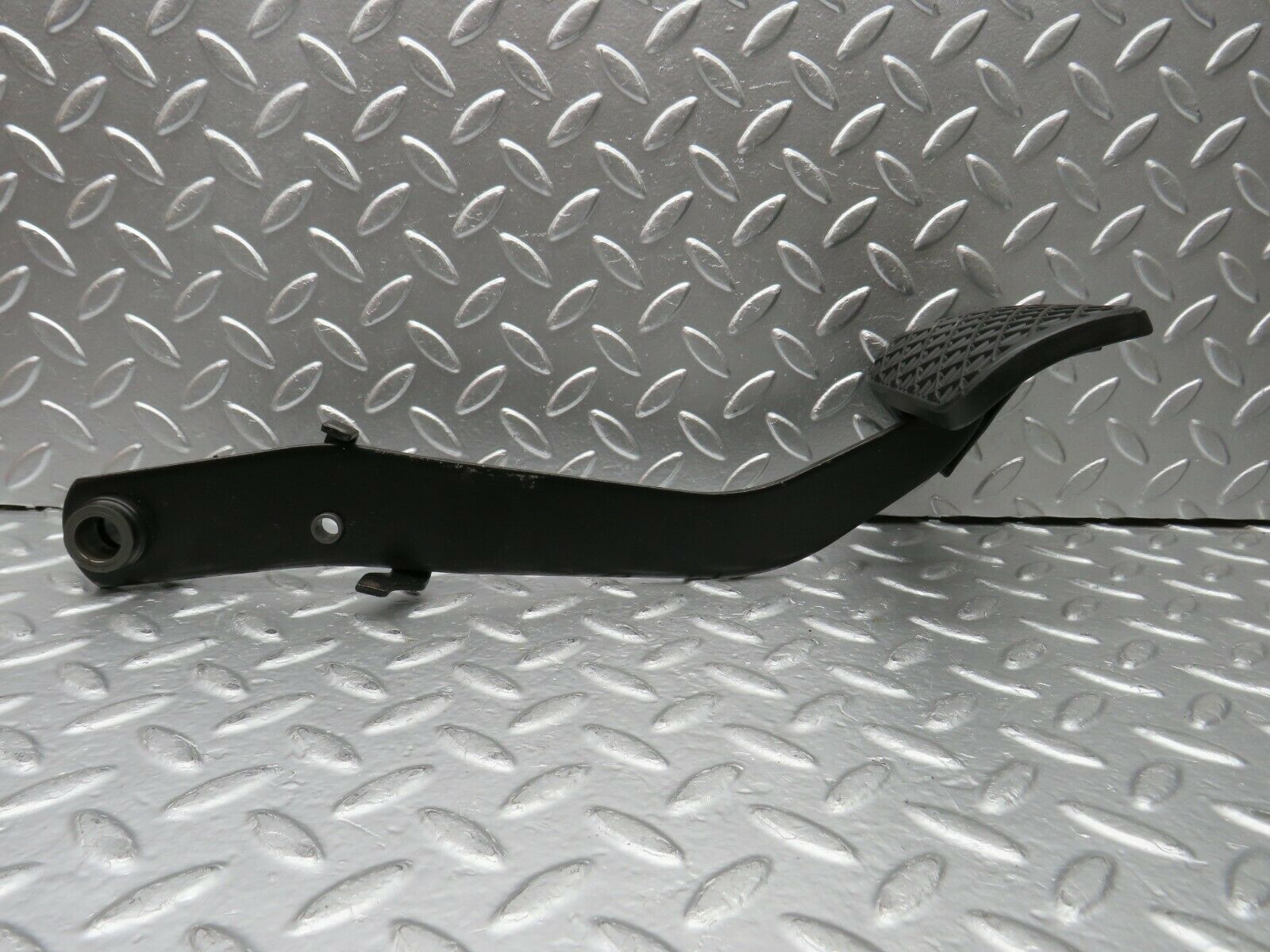 22514 Mercedes-Benz C124 E220 Coupe Brake Pedal With Rubber 1232910082