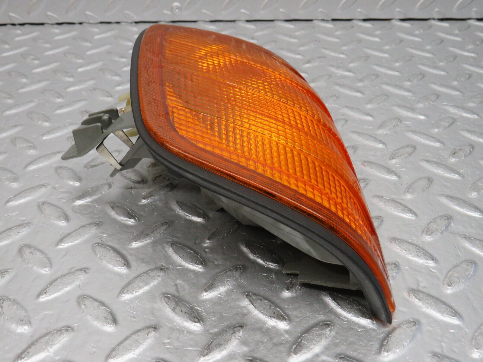 32538 Mercedes-Benz S124 300TE Wagon Front Right Indicator Bosch 1305233929