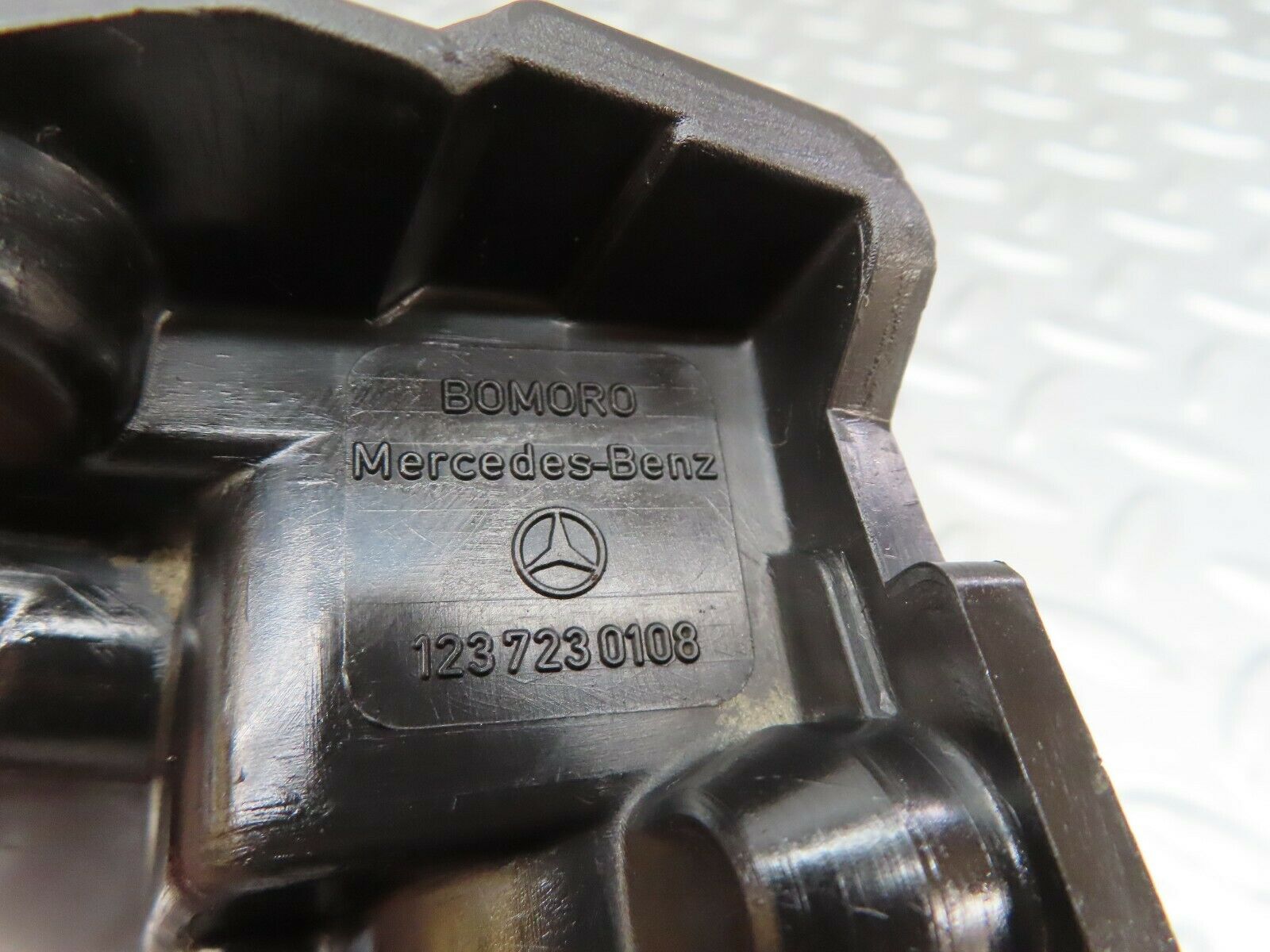 18039 Mercedes-Benz W123 200 Front Left Door Lock Mechanism 1237230108