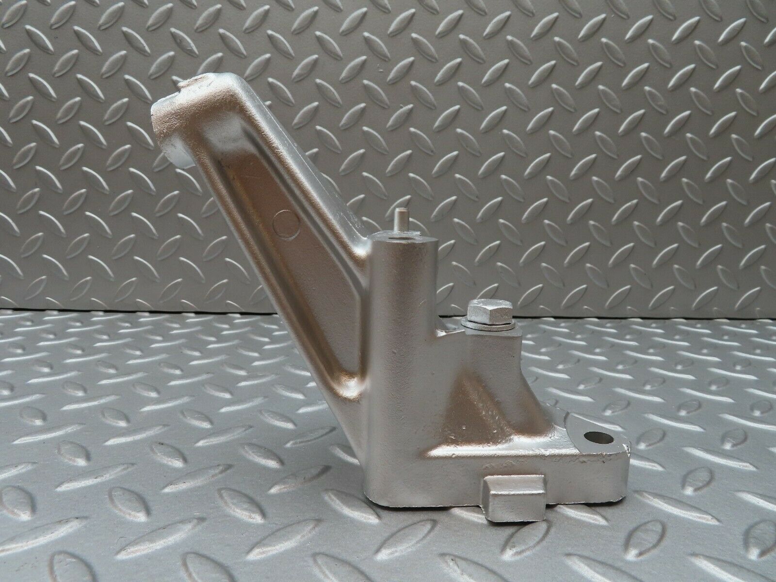 3833 Mercedes-Benz S123 200T Wagon Engine Mount Bracket Left Side 1022230504