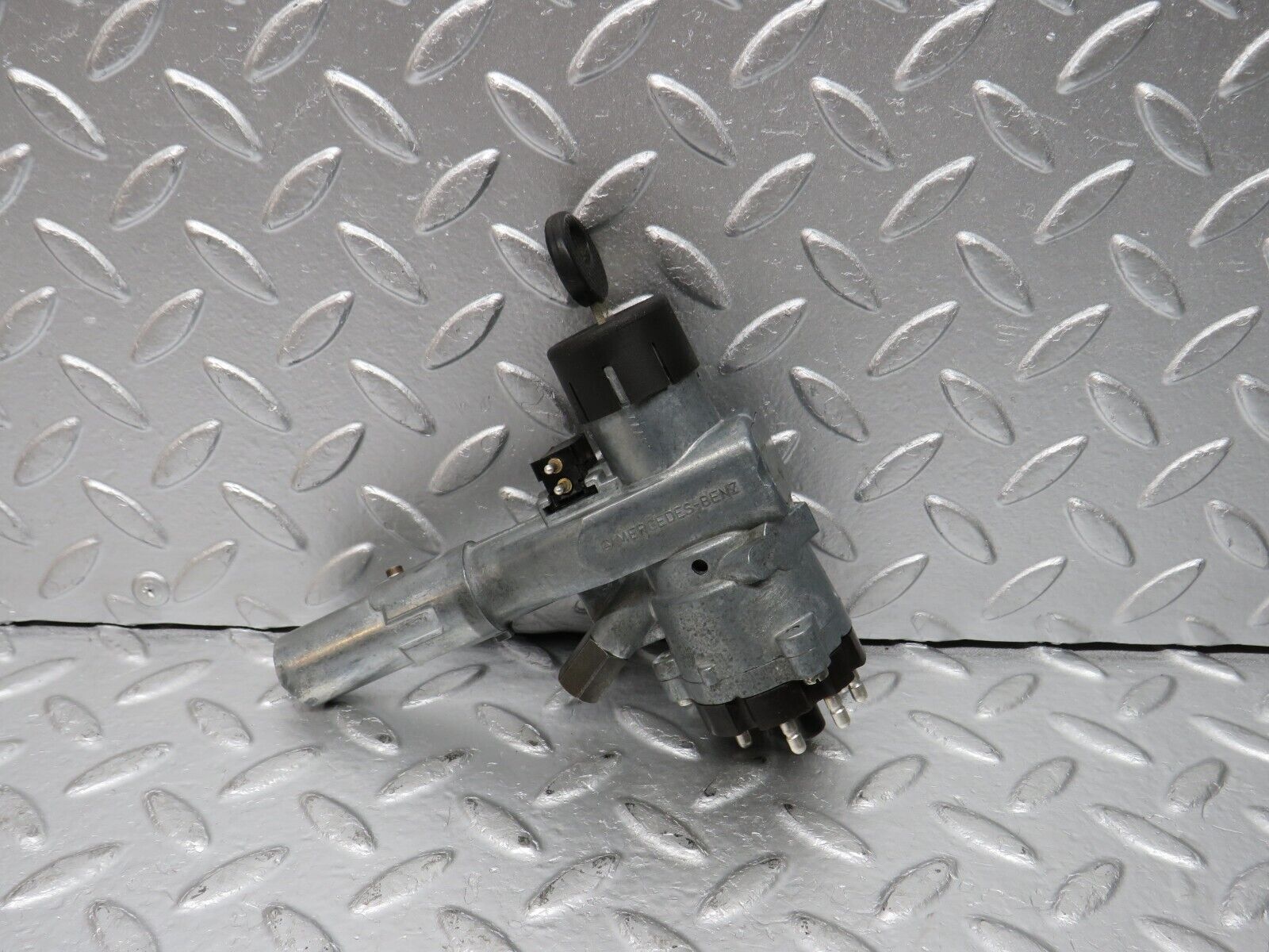 31073 Mercedes-Benz W123 200D Steering Lock Ignition Switch With Key