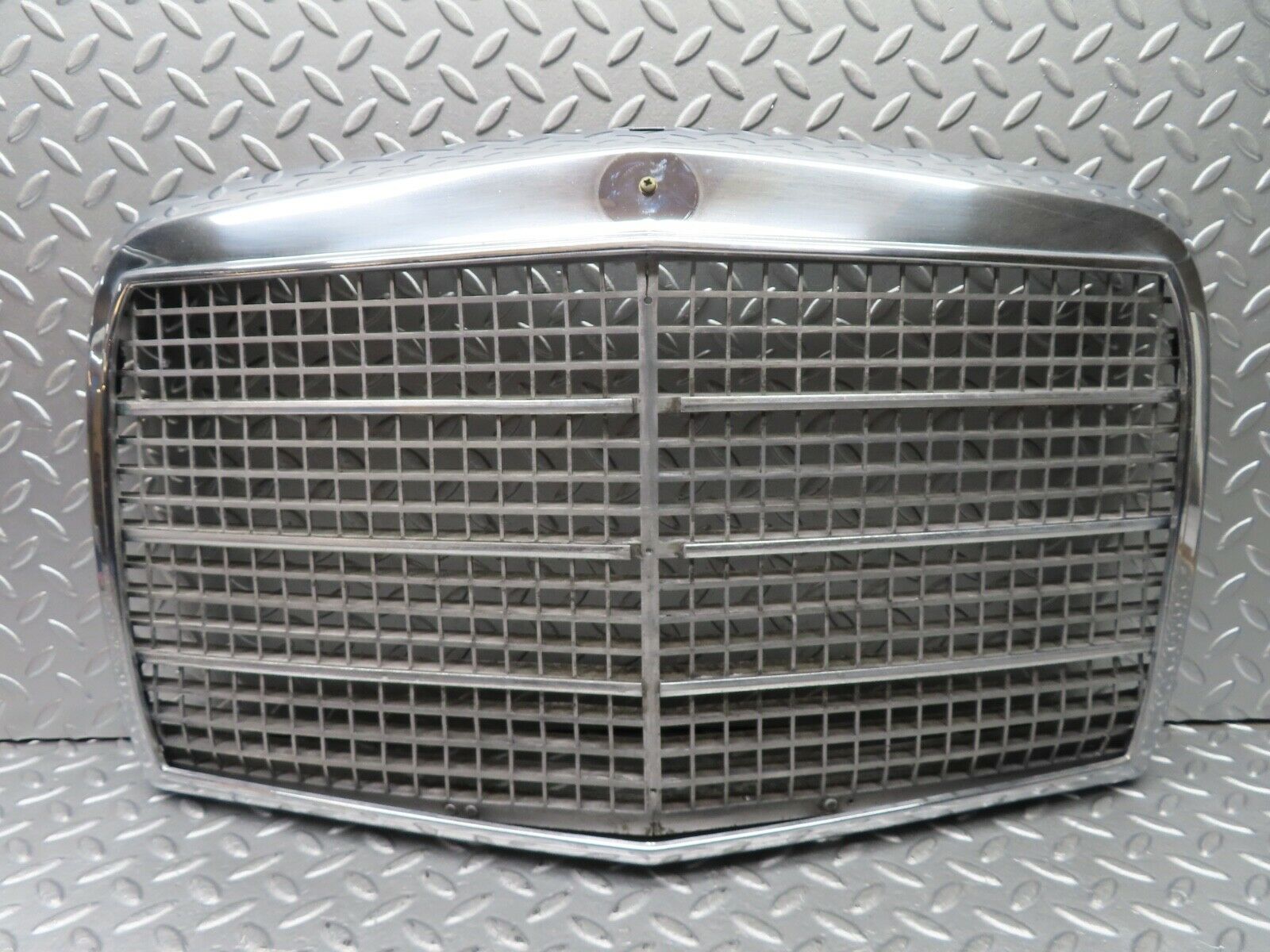 20877 Mercedes-Benz W114 250CE Coupe Bonnet Grill Chrome