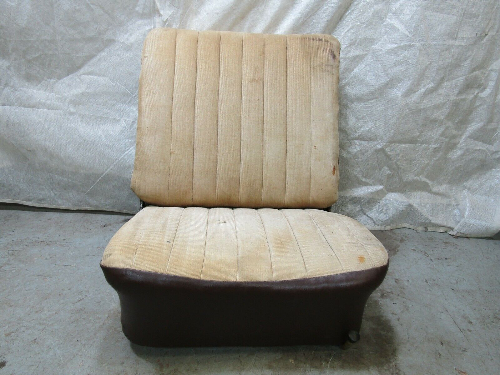 3253 Mercedes-Benz W120 PONTON Front Right Seat Creme Fabric