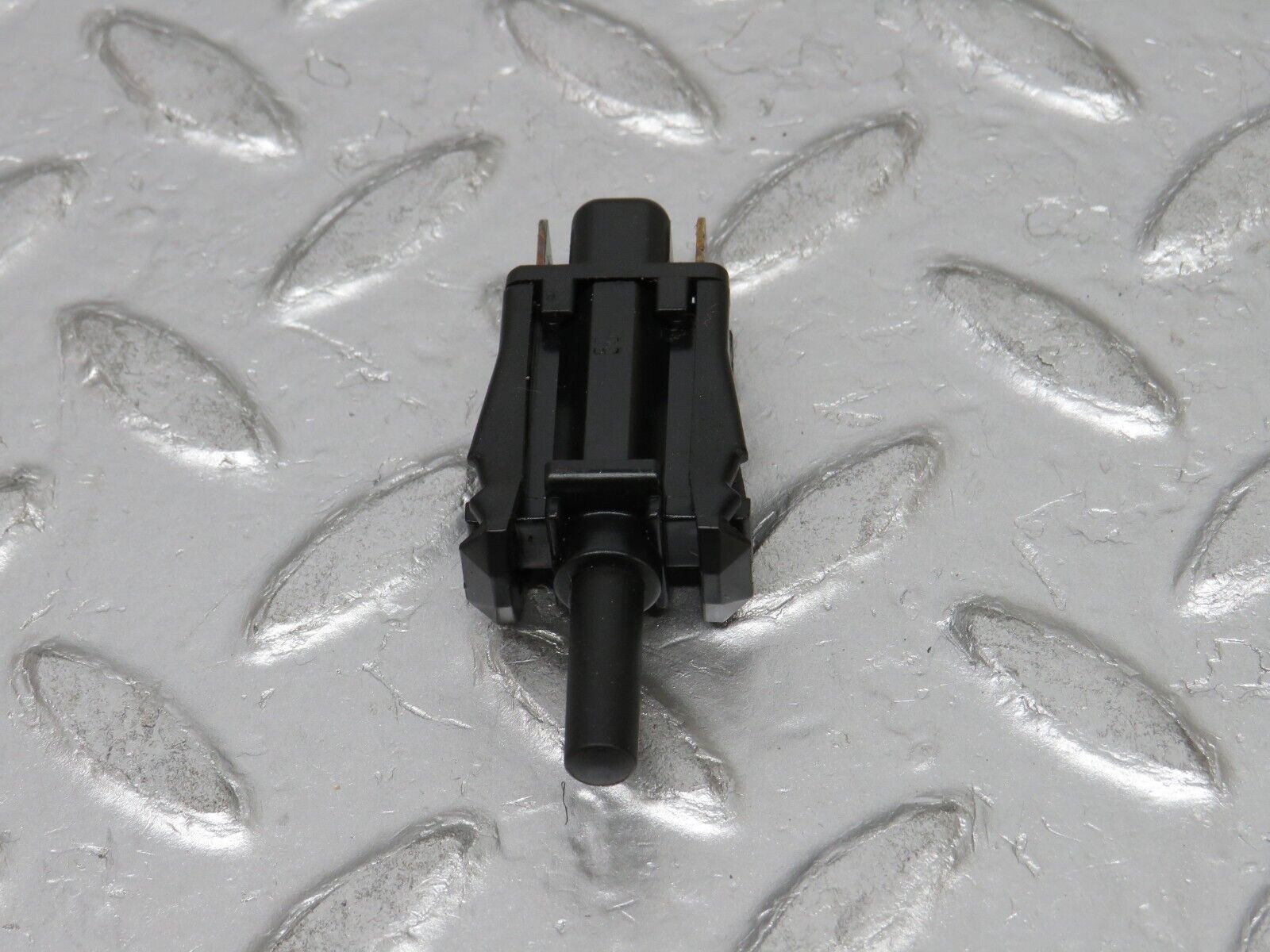 0587 Mercedes-Benz W123 230E Door Contact Switch 0015458714