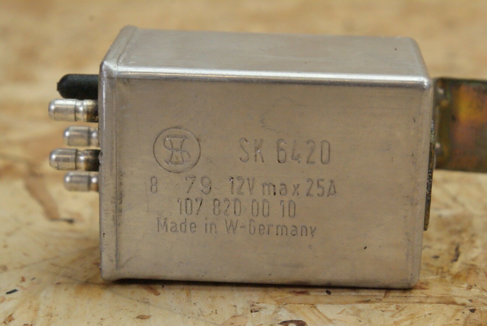 2299 Mercedes-Benz W123 280E Rear Heated Windscreen Relay 1078200010