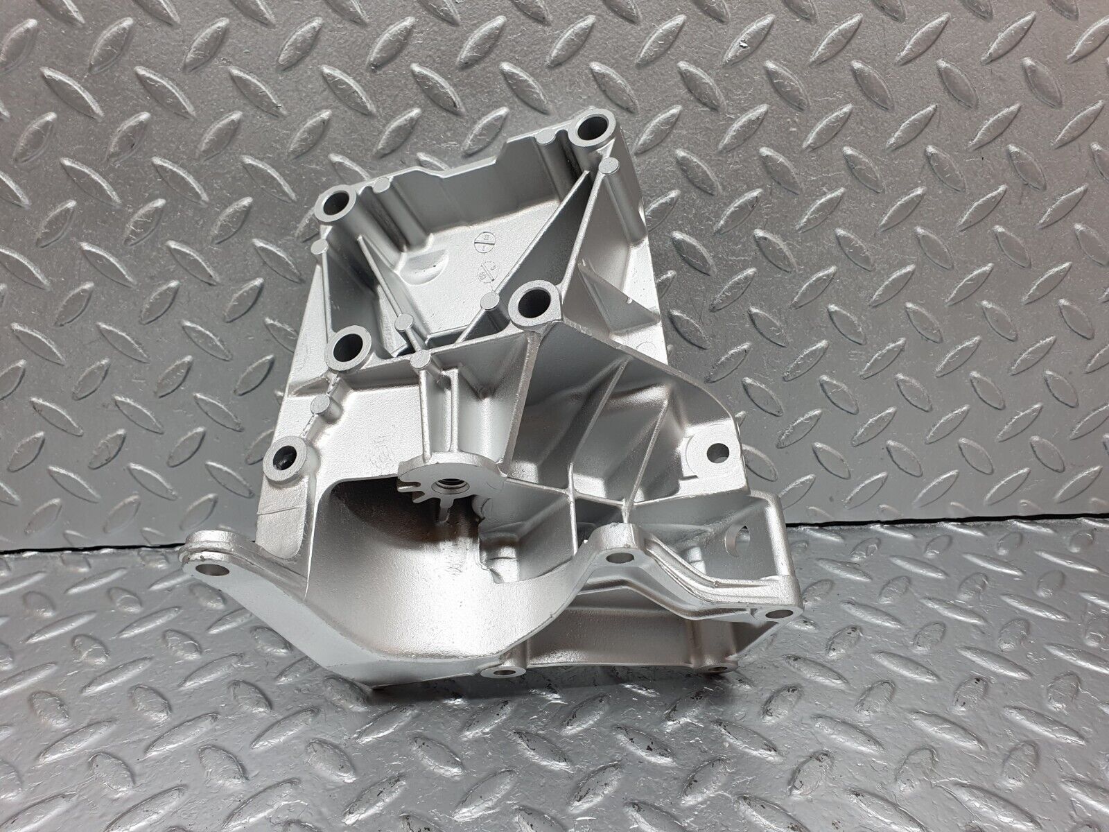 41431 Mercedes-Benz W124 200E Power Steering Pump Bracket 1022361030