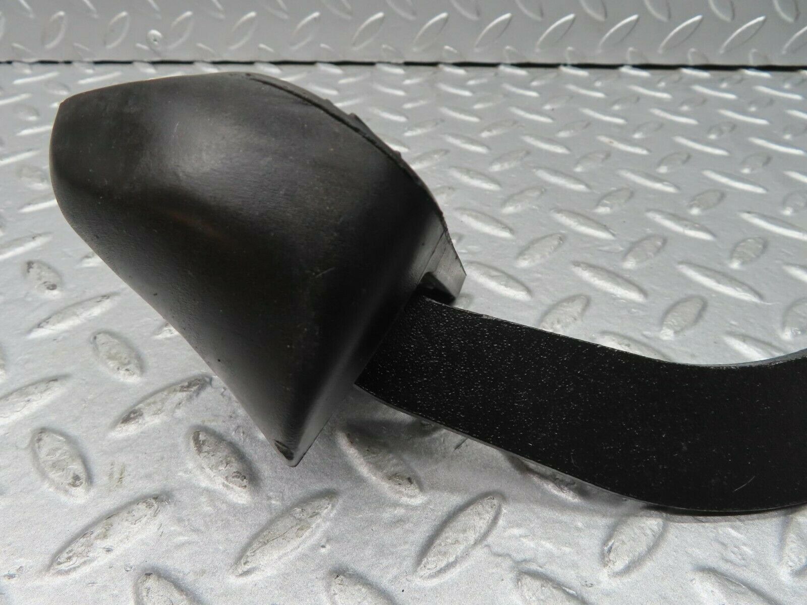 16362 Mercedes-Benz W124 260E Brake Pedal With Rubber 1232910082