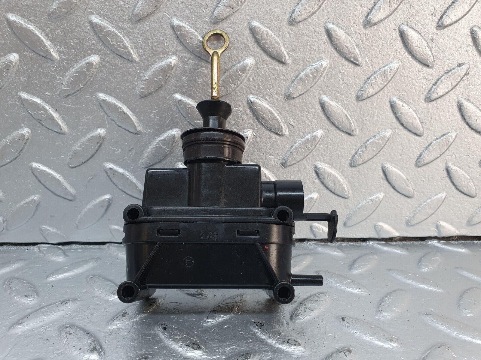 41557 Mercedes-Benz W124 200E Right Door Lock Vacuum Actuator