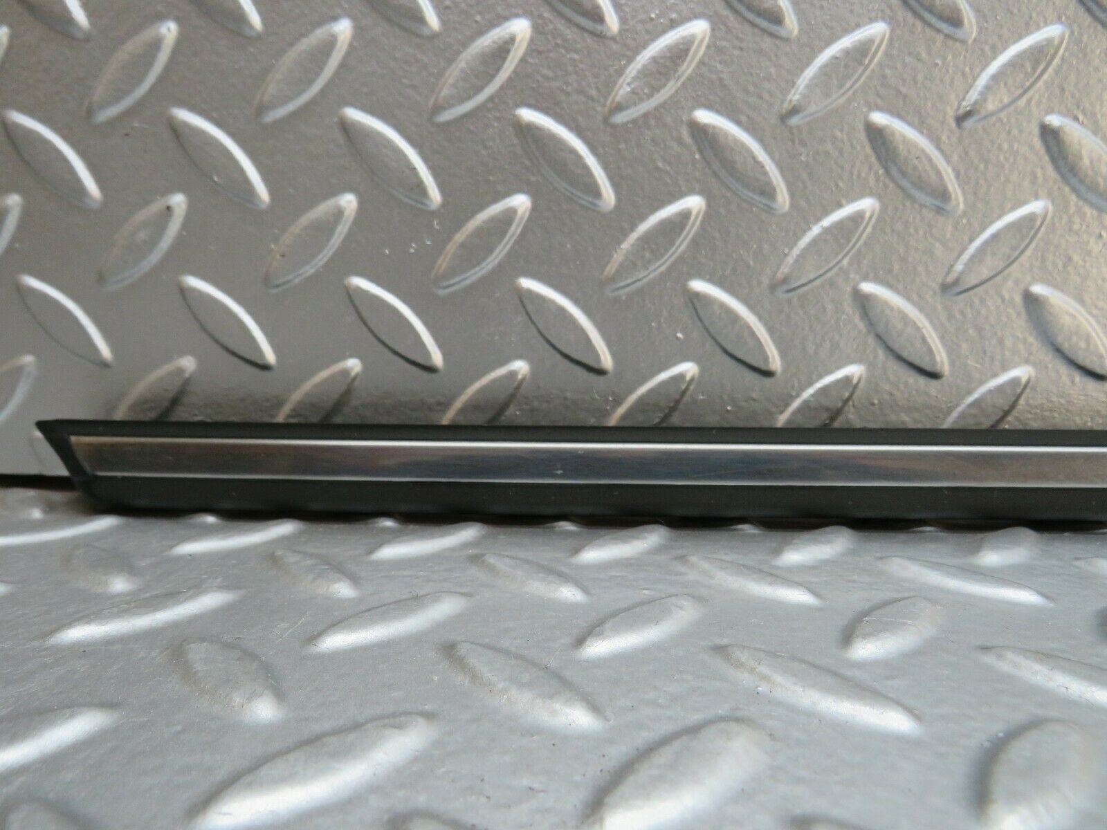 24008 Mercedes-Benz W123 280E Front Left Door Centre Moulding Trim