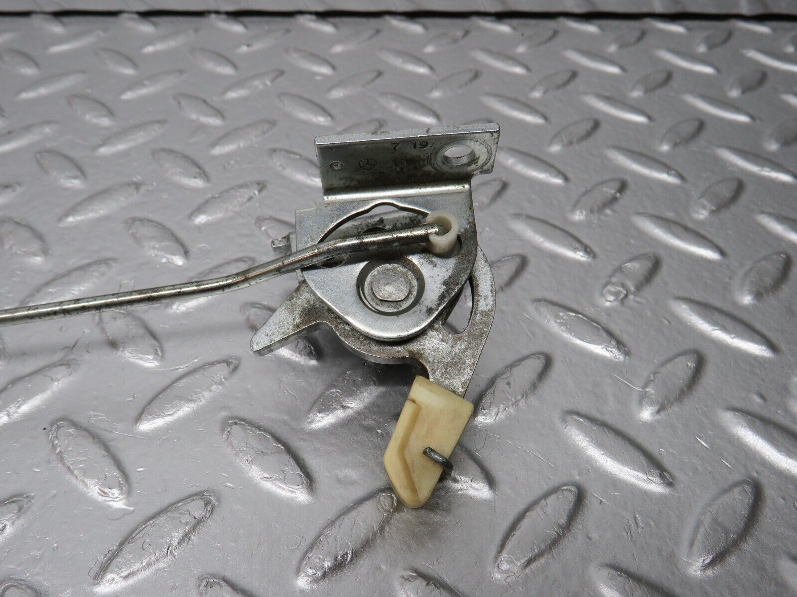 32563 Mercedes-Benz S124 300TE Wagon Rear Left Seat Bench Locking Mechanism