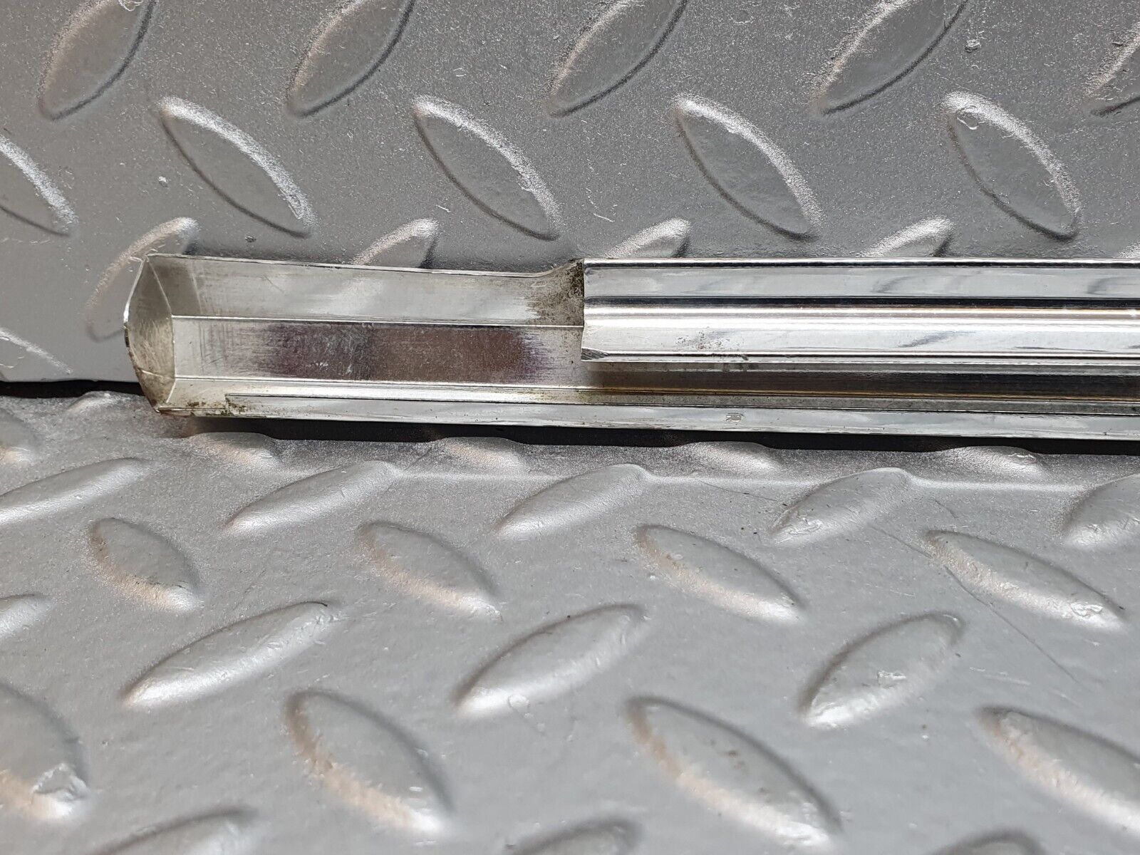 41187 Mercedes-Benz W126 300SE Rear Right Door Chrome Moulding Trim