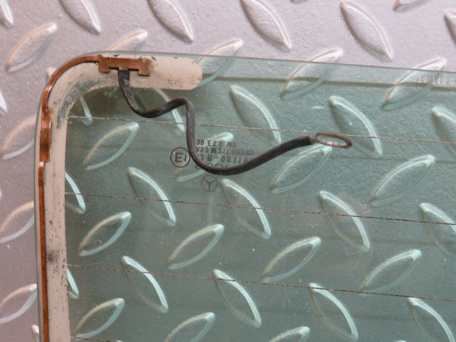 24443 Mercedes-Benz S124 220TE Wagon Tailgate Heated Windscreen 1247400157