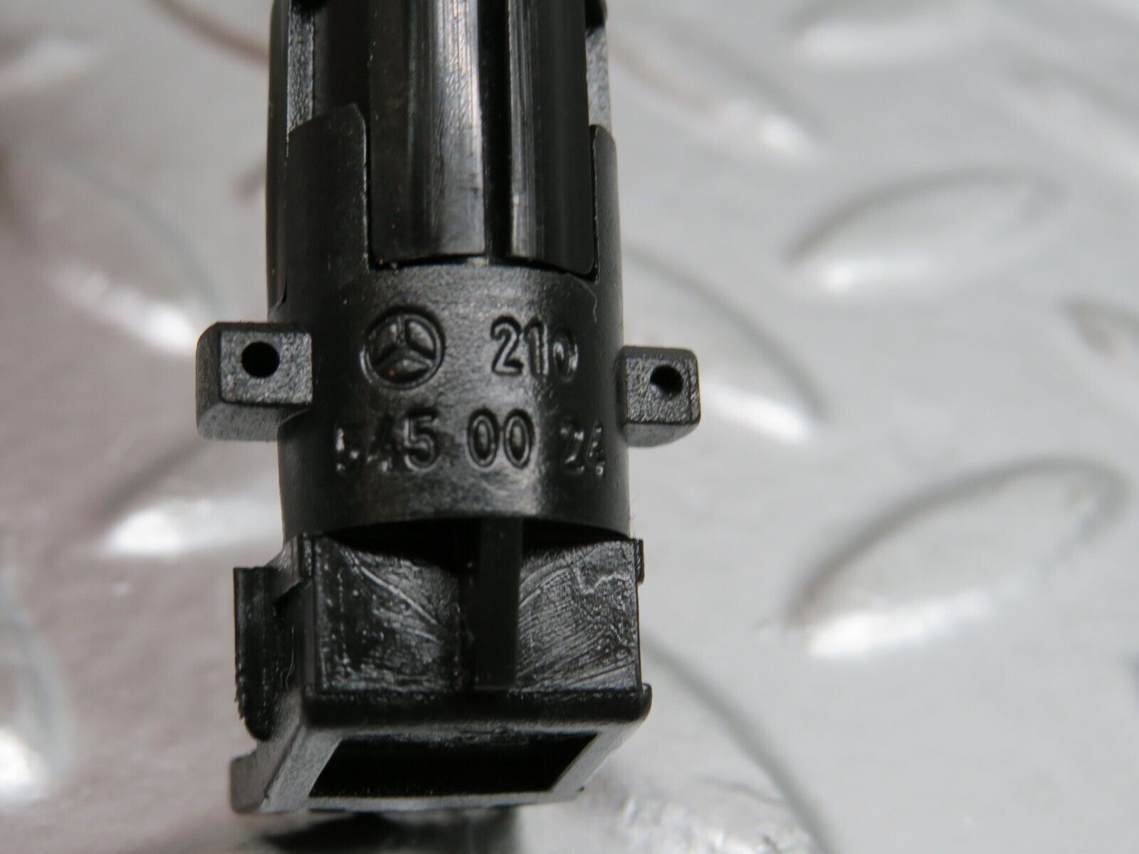 24636 Mercedes-Benz W140S320 Coolant Level Sensor 2105450024