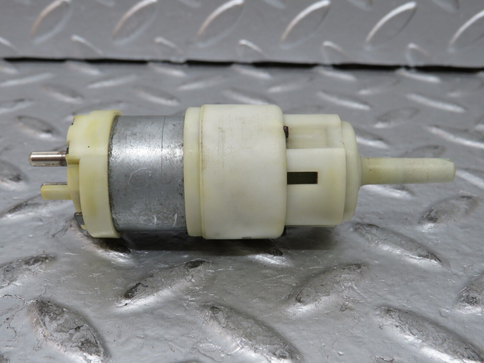 27259 Mercedes-Benz W123 280E Windscreen Washer Pump Hella