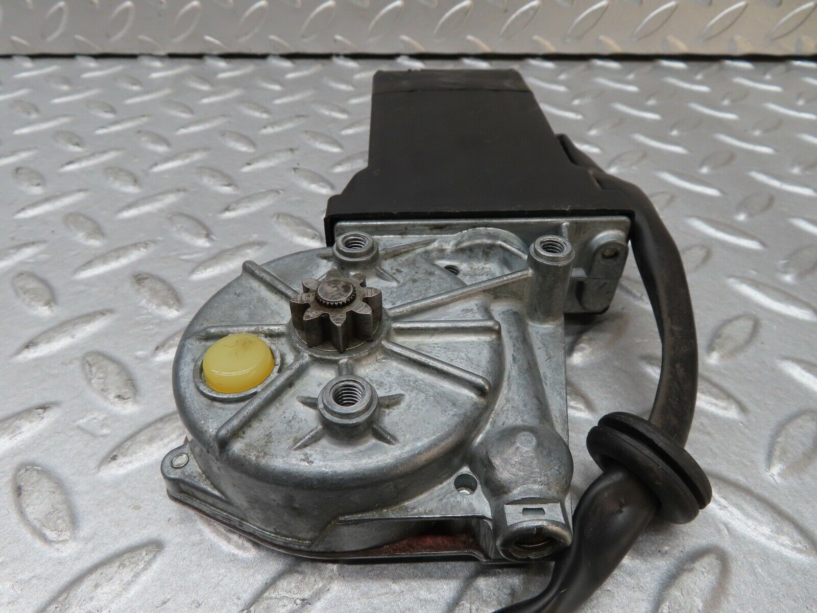 17549 Mercedes-Benz W116 450SEL Rear Right Window Regulator Motor 0130820062