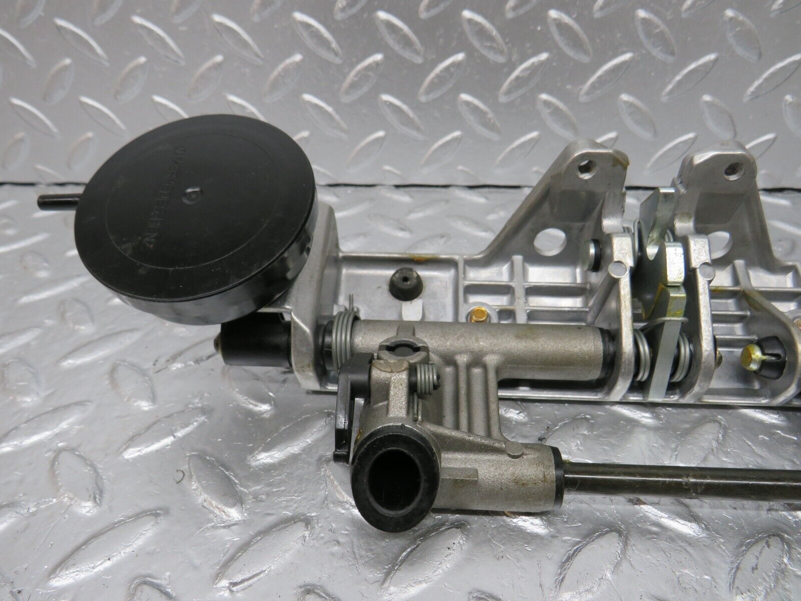 34025 Mercedes-Benz W124 260E Headrest Folding Mechanism