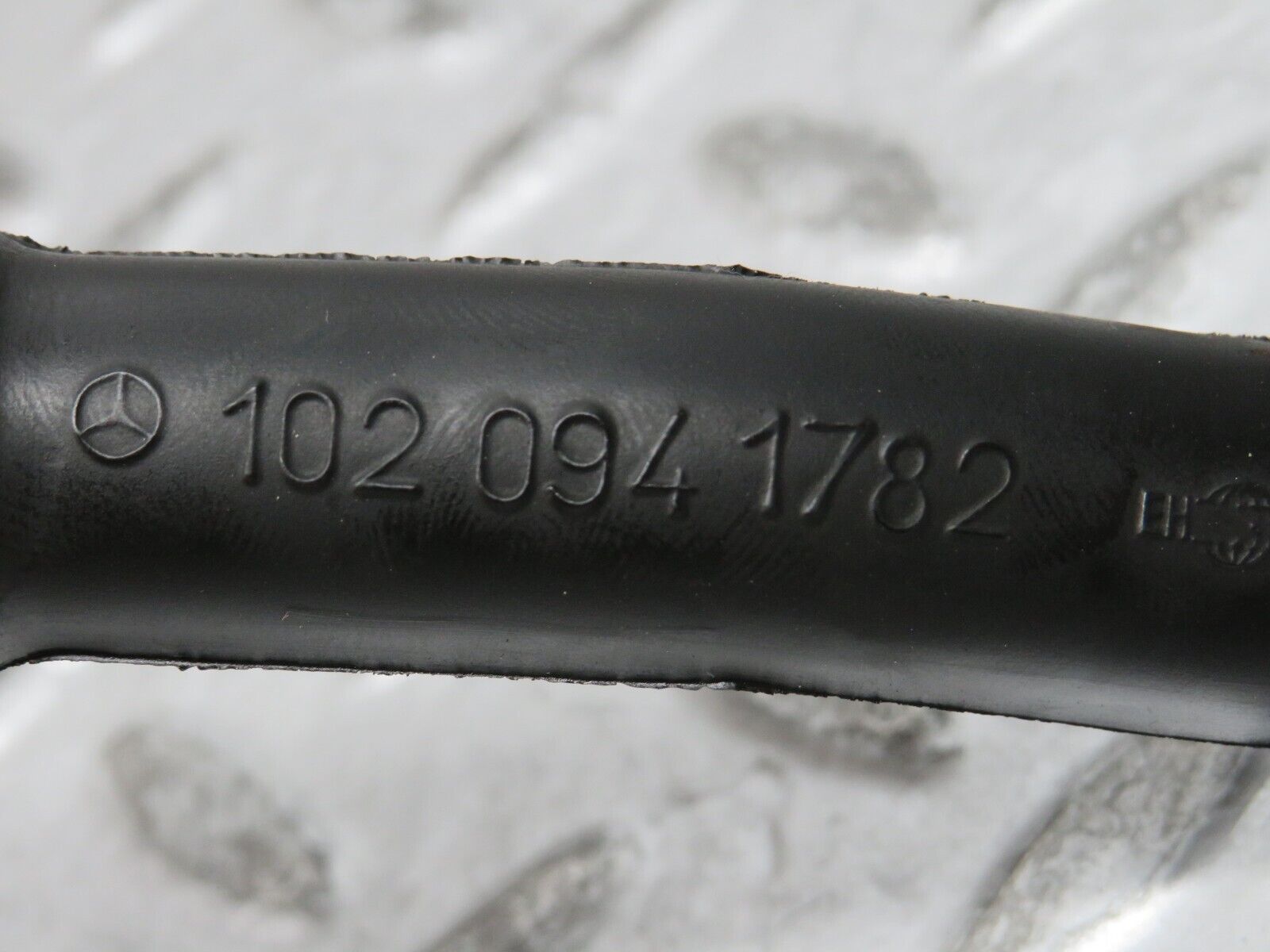 28844 Mercedes-Benz W123 230E Air Intake Pipe 1020941782 1020941682